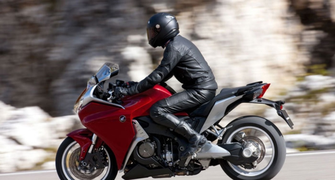 本田外观大气的vfr系列车型之vfr1200,v四缸设计,配轴传动