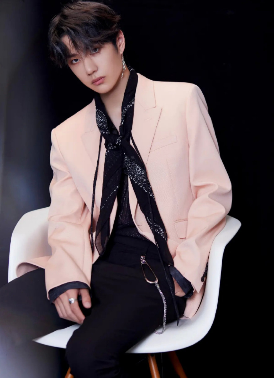 王一博那些性感的,深v,蕾丝,喉结和肌肉,他真的好贵气啊[期待][期待]