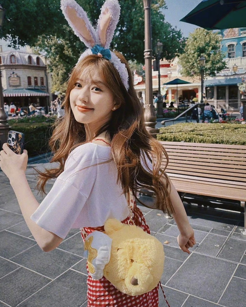 赵露思迪士尼游玩照又更新啦,红白格子裙好可爱!