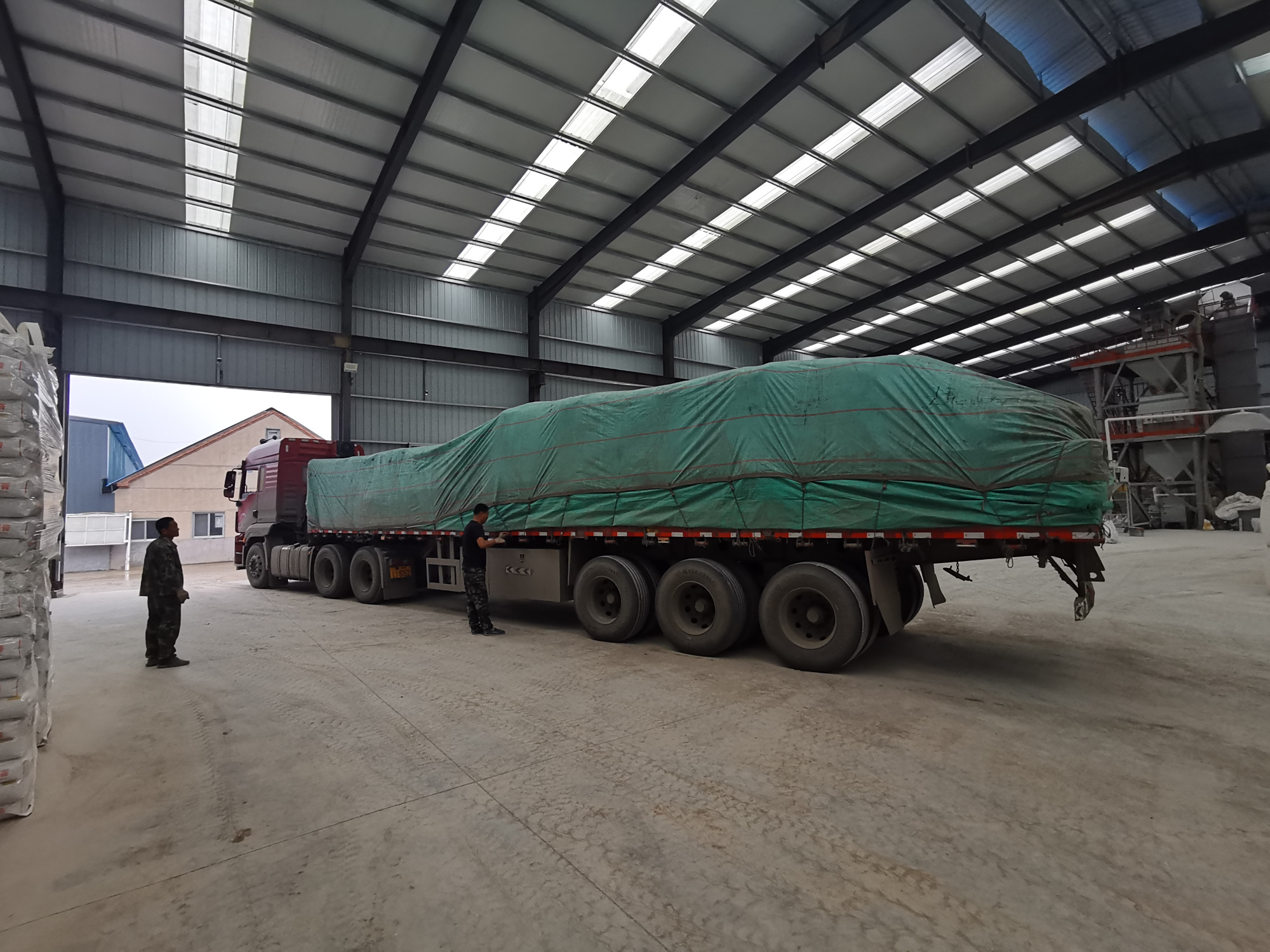 10月份石膏基自流平砂浆发货现场图片集锦!