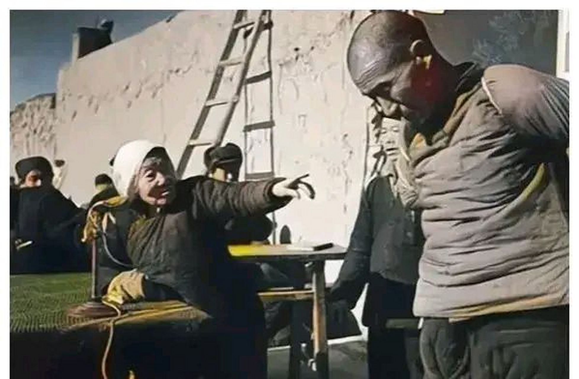 但从照片上看,农民好像没有武斗,最多只是对着地主指手画脚,和电视