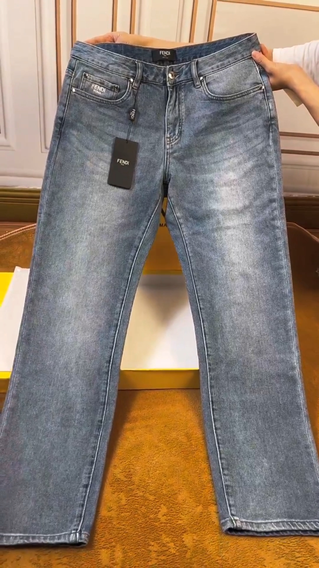 芬迪牛仔裤时尚的风格搭配备受欢迎