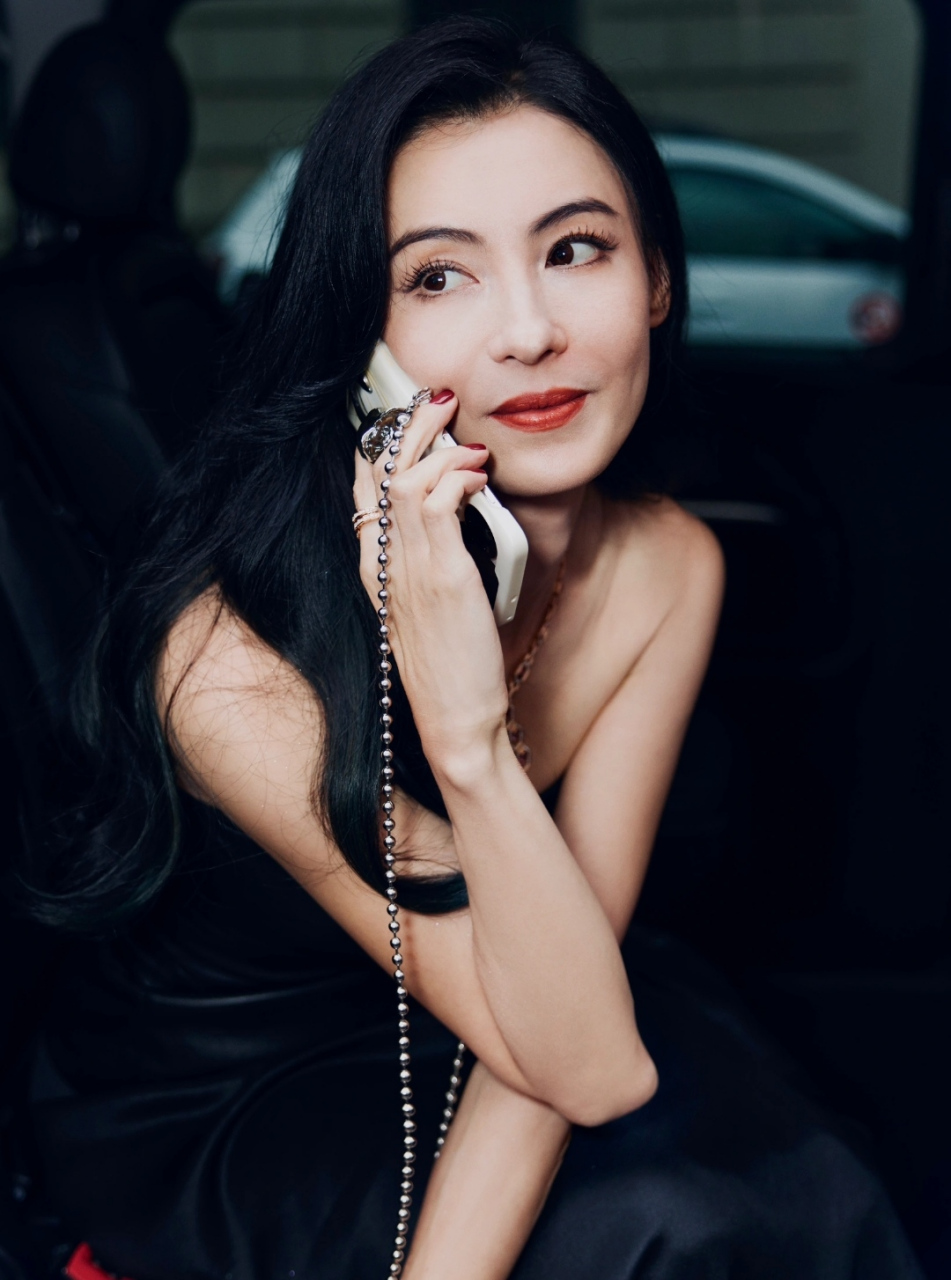 张柏芝涂大红唇凹造型魅力全开,黑色卷发飘逸显气质,肤色白皙精气神