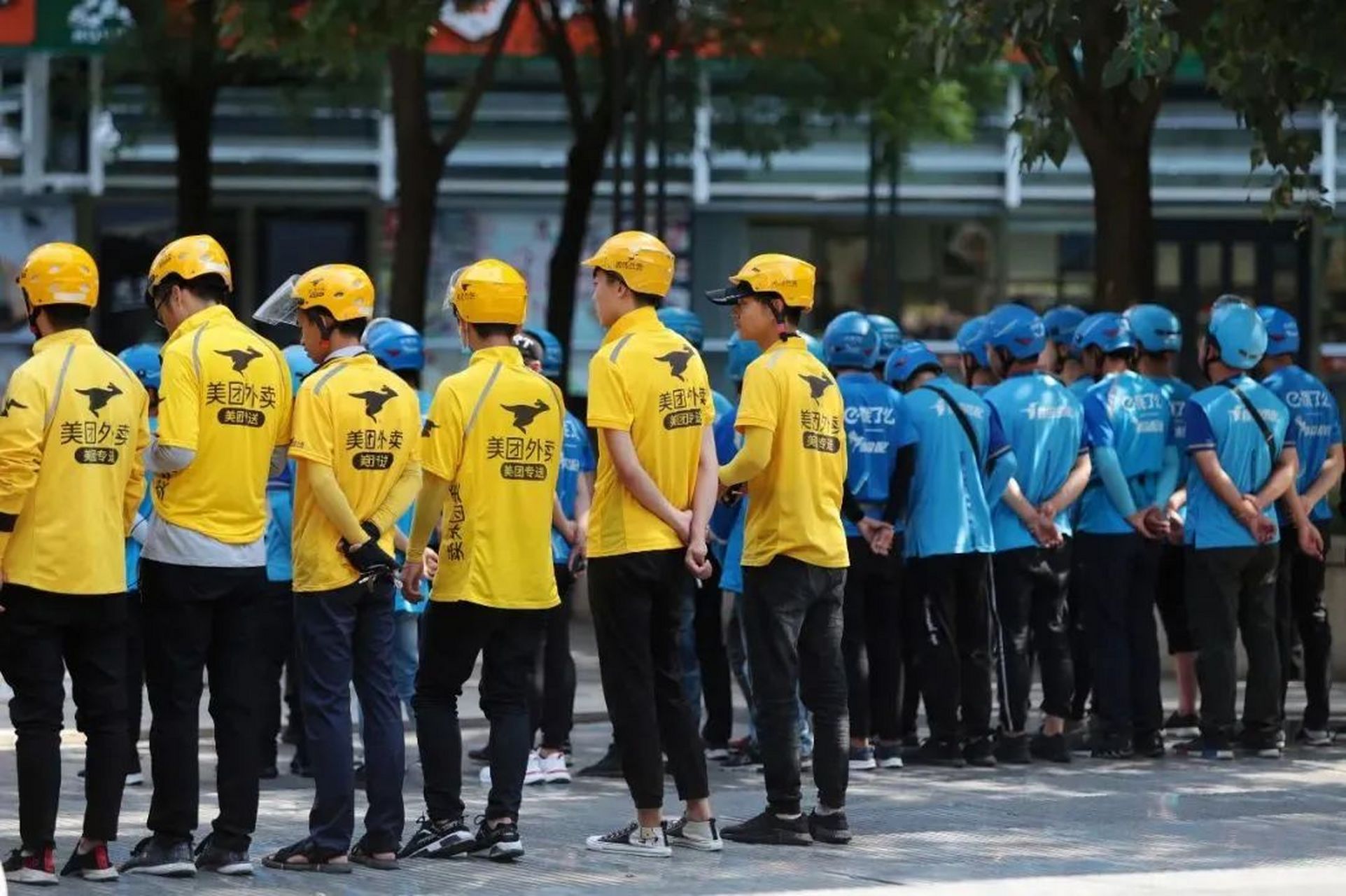 近期网上都在报道讨论"外卖小哥取餐心脏骤停:已昏迷数天".