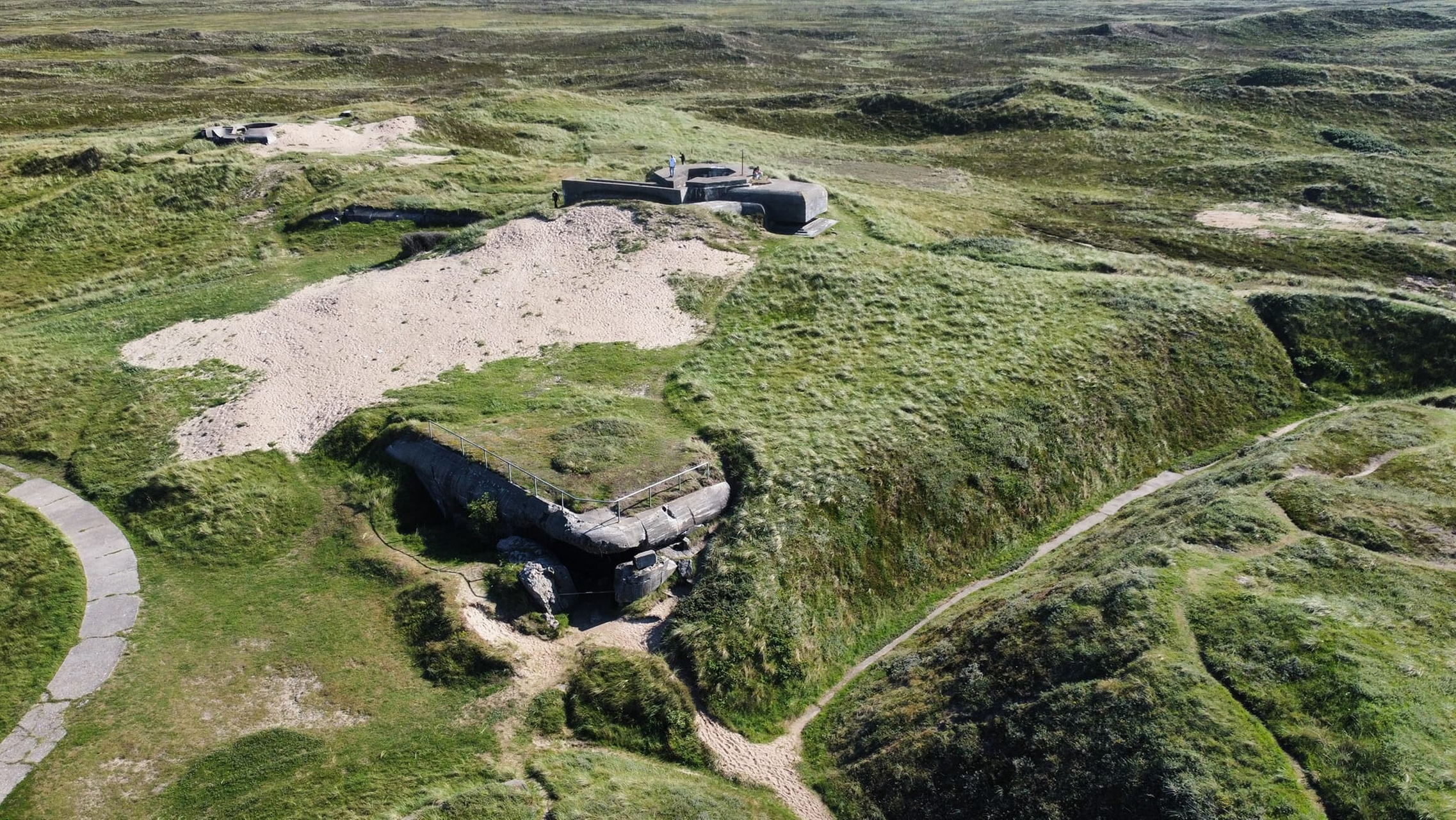 德国在丹麦海岸线修建了大量的防御堡垒,共计78个永备炮兵阵地,约300