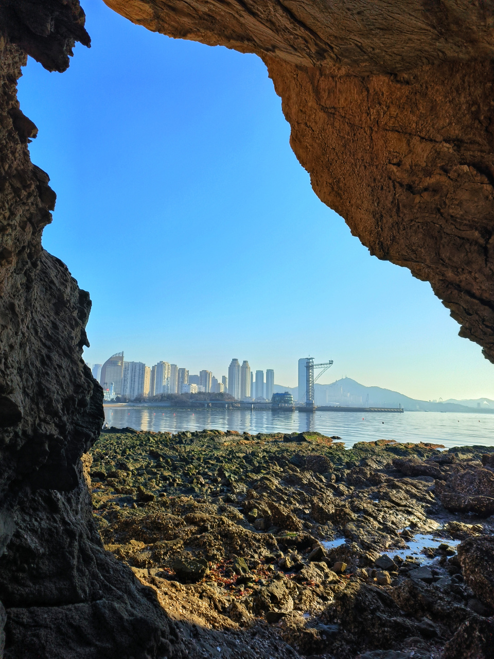 大连黑石礁地质公园海蚀洞,可以拍到蹦极和跨海大桥,落潮就能走过来