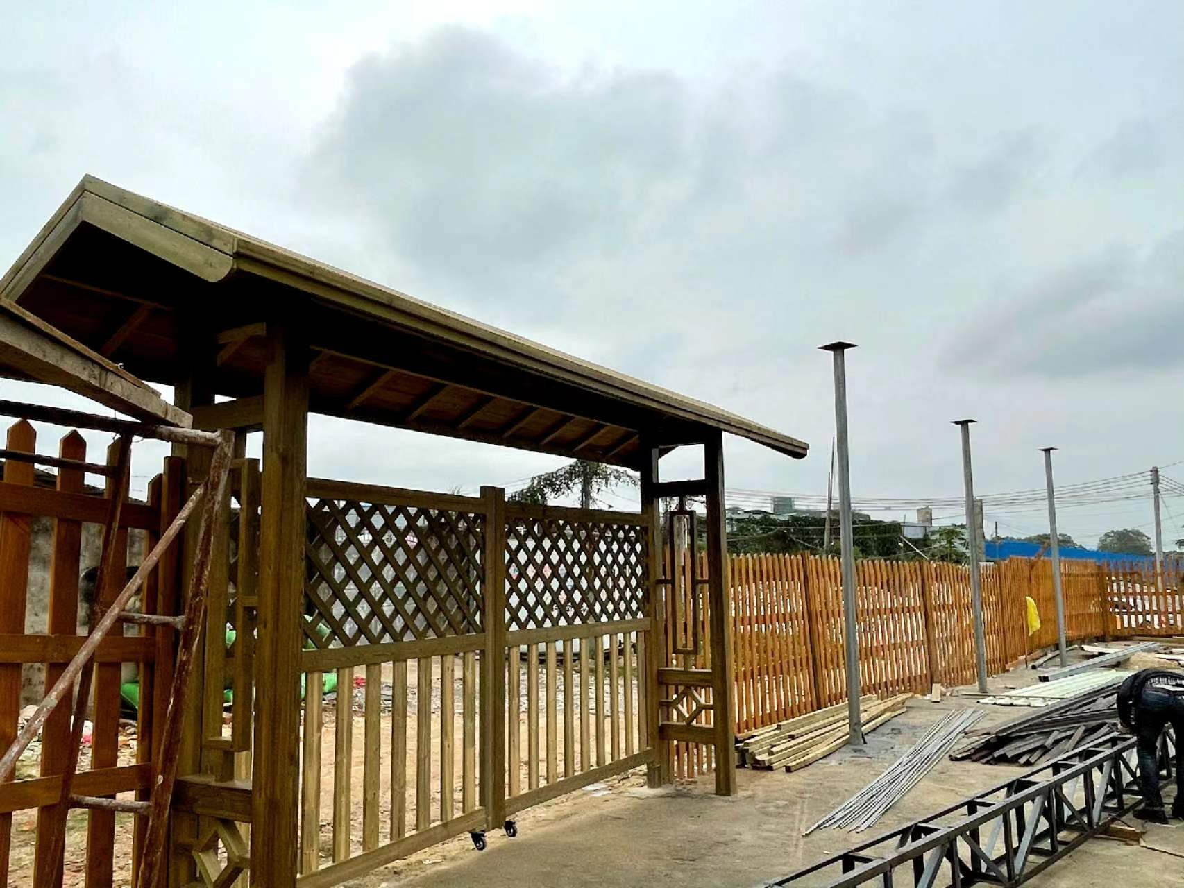 持久耐用的选择:防腐木大门