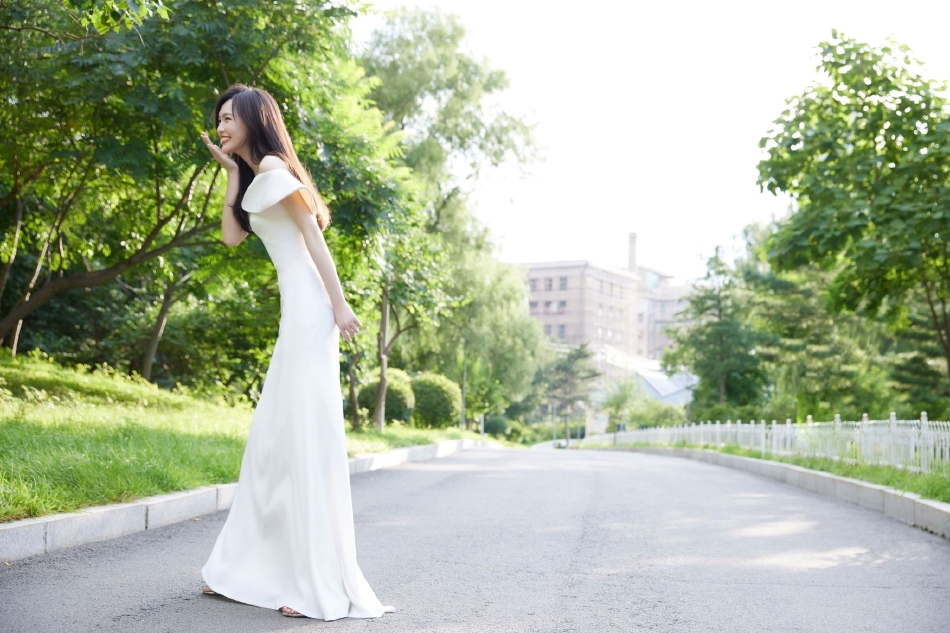 组图：唐嫣白色露肩长裙大片曝光夏日绿茵中长发翩然温柔缱绻