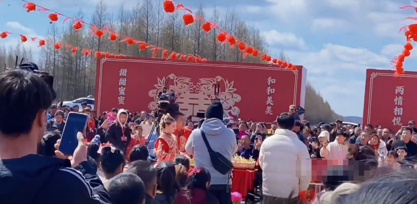 不要彩礼嫁东北农村小伙,办中式婚礼震惊老外,众明星登场送祝福