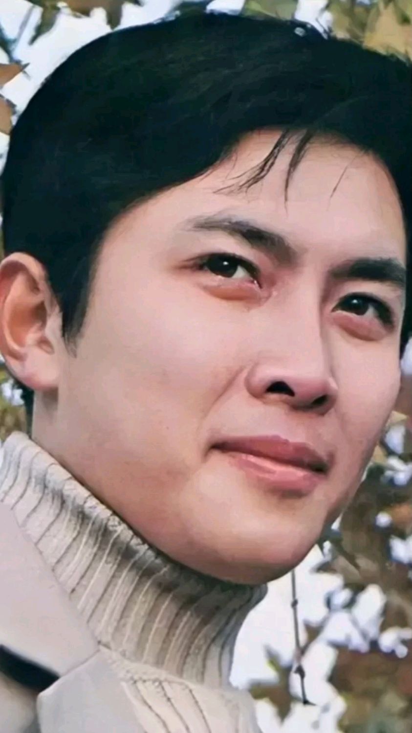 唐国强拍电影,在原始森林里砍一条藤蔓,本来设计的是三刀砍断,他逞能