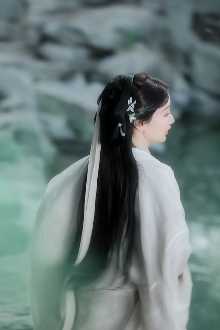 毛晓彤这个古装造型怎么样,有没有一种真回眸一笑百媚生的感觉?