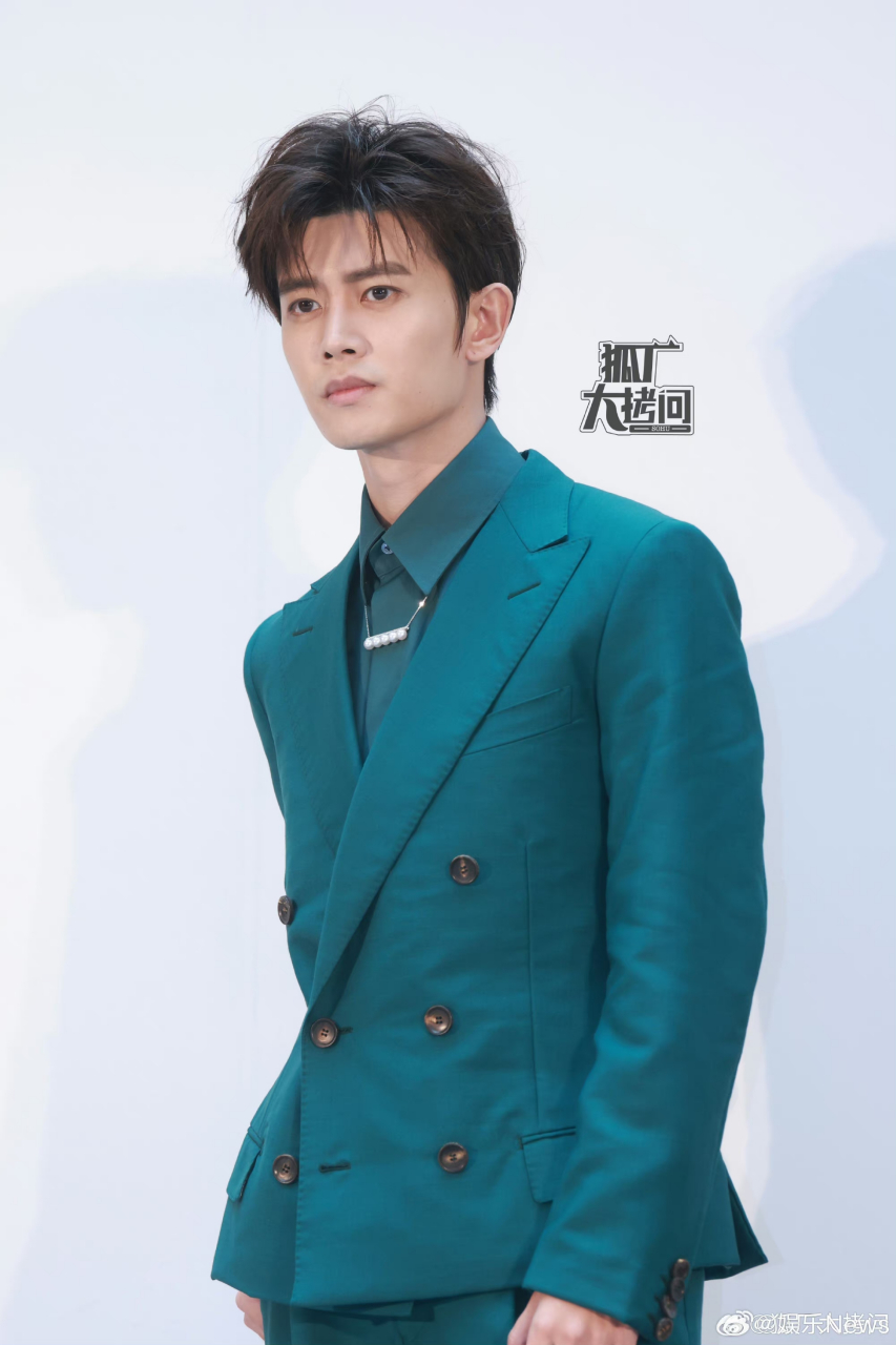 任嘉伦活动生图,又解锁了新颜色的西装#任嘉伦