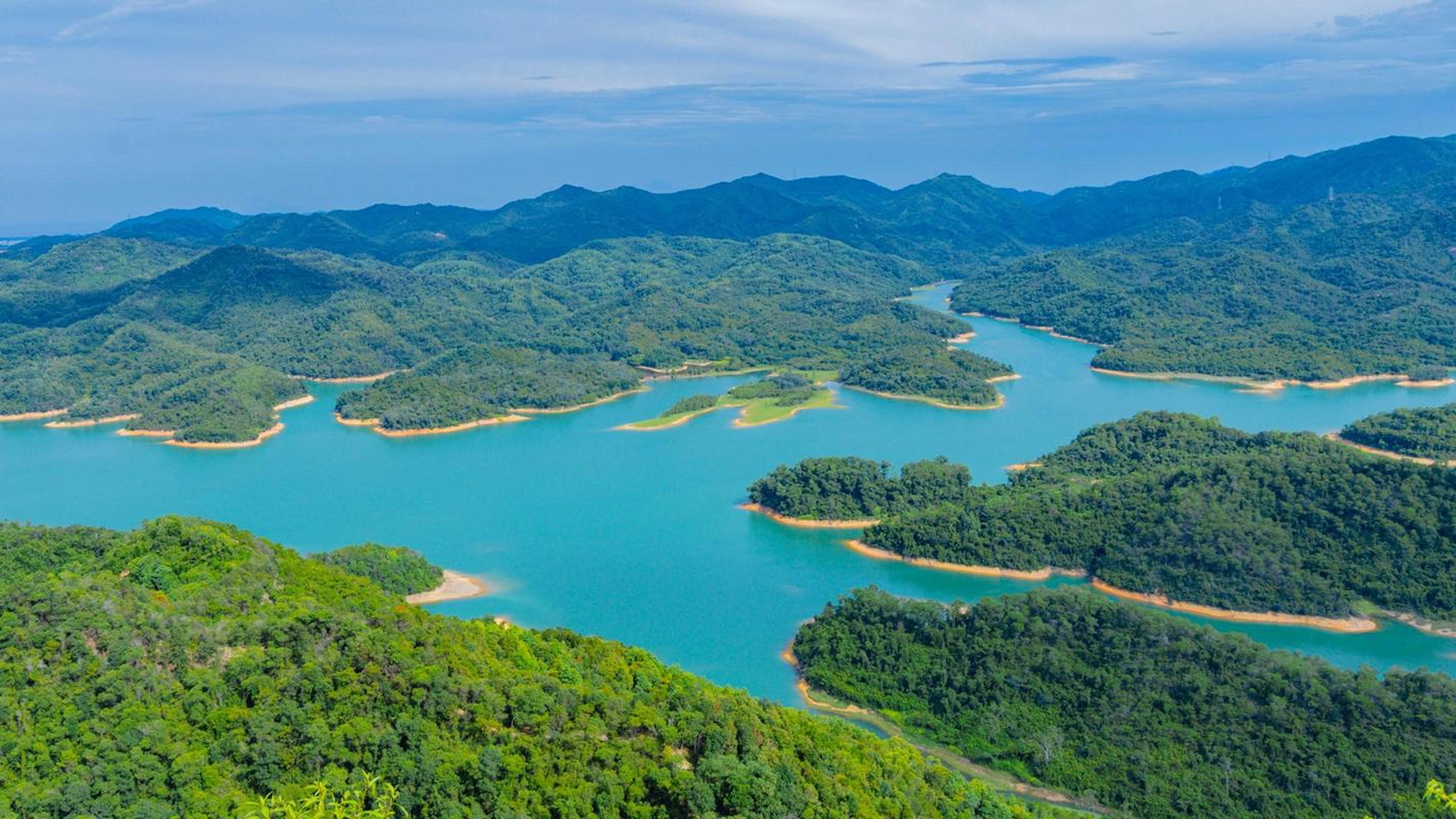 千岛湖位于浙江省杭州市淳安县境内,是一个以岛屿为主体的湖泊,湖中