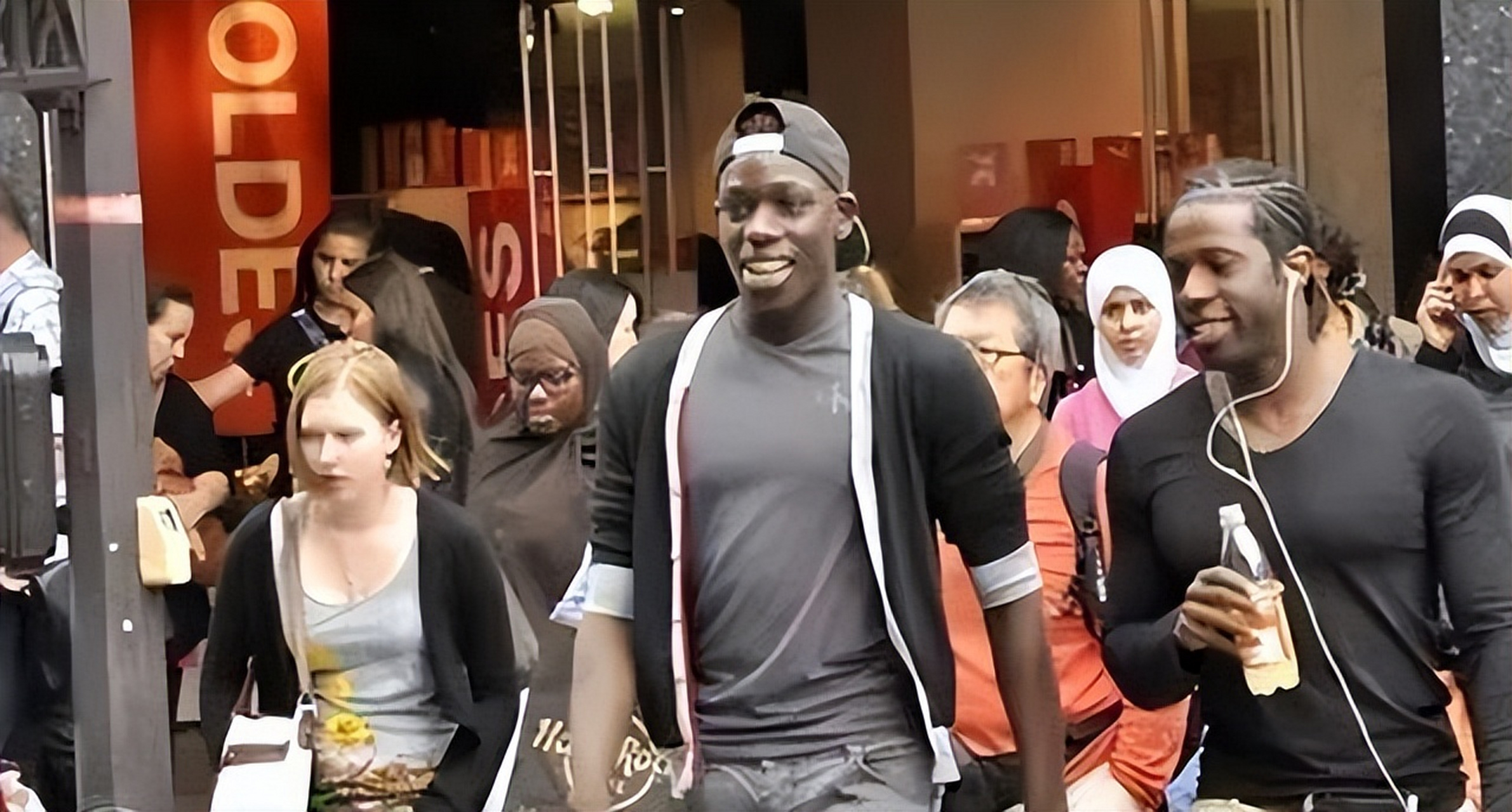 随着法国黑人比例大幅增加,黑人们终于喊出了那句口号:"白人滚出法国"