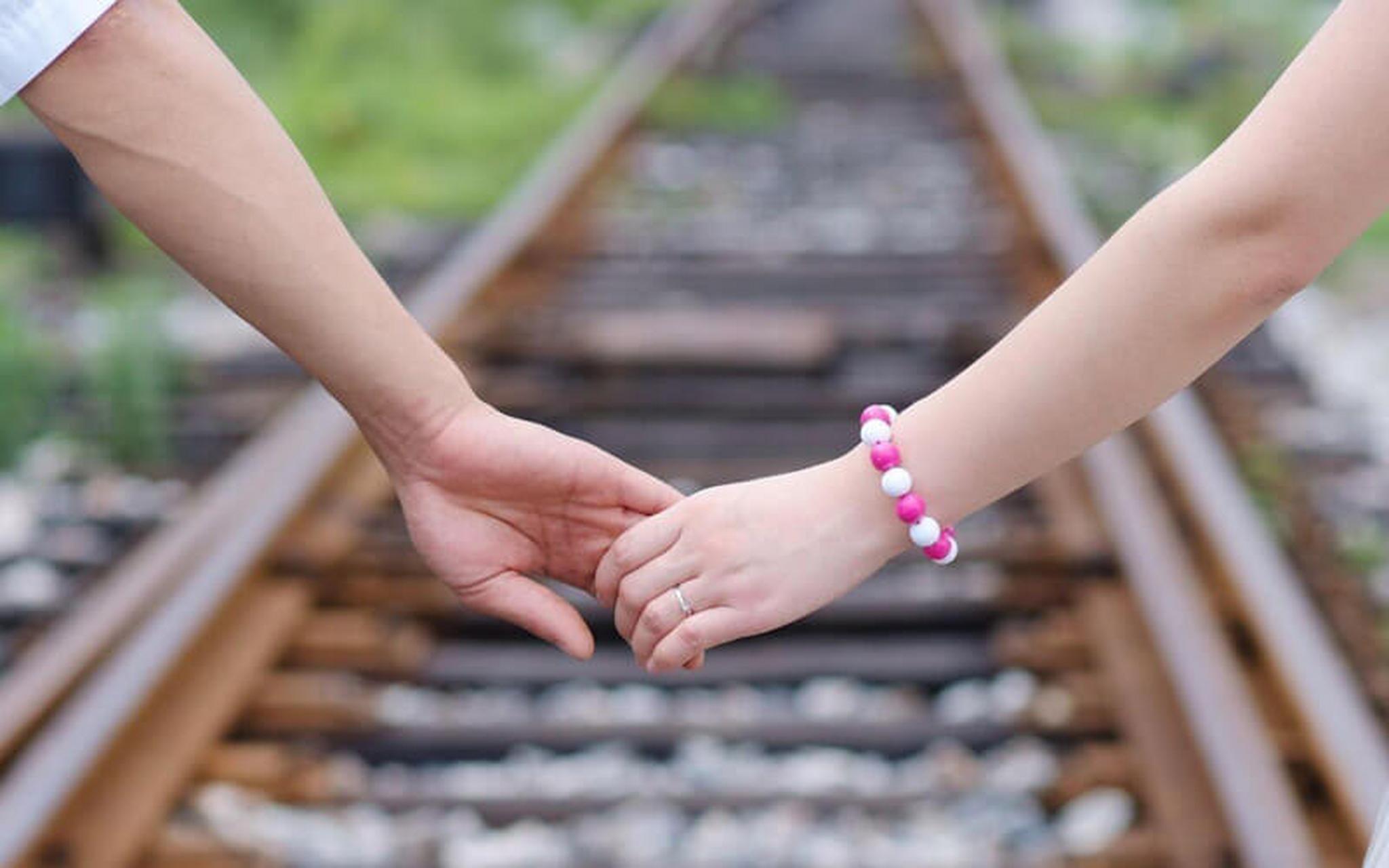 最好的爱情也许是初见时的心动,初识时的甜蜜,相知时的欣赏,熟识旱哪