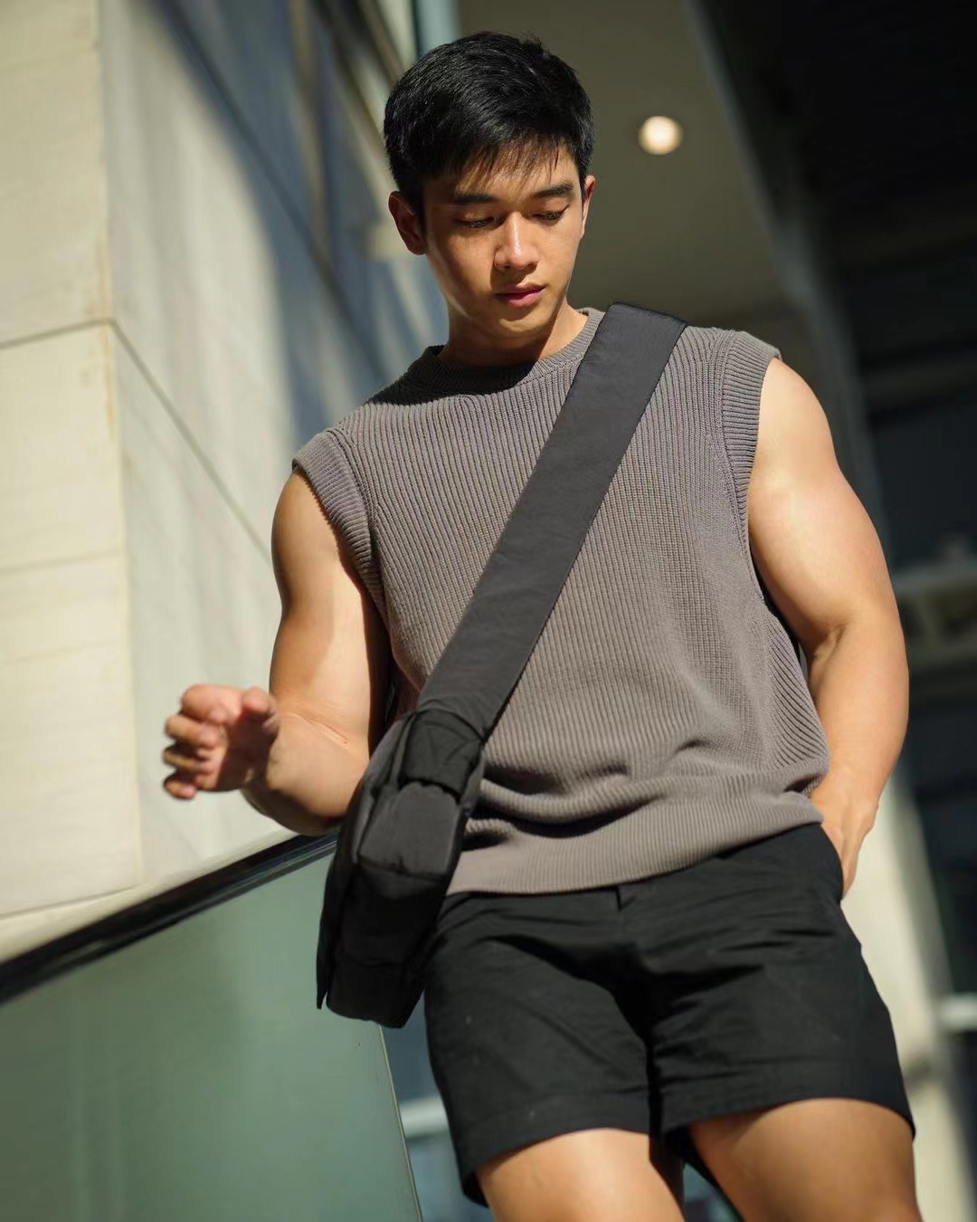 好好秀一把肌肉,95后阳光男模的身材真棒,让人无法抗拒!