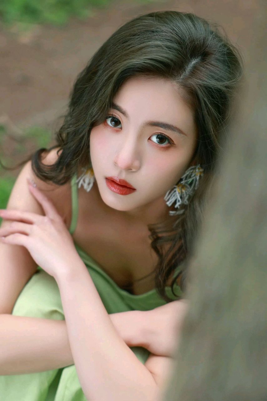 孙芮,歌手,演员,snh48成员,有着纤细的腰和修长的腿.