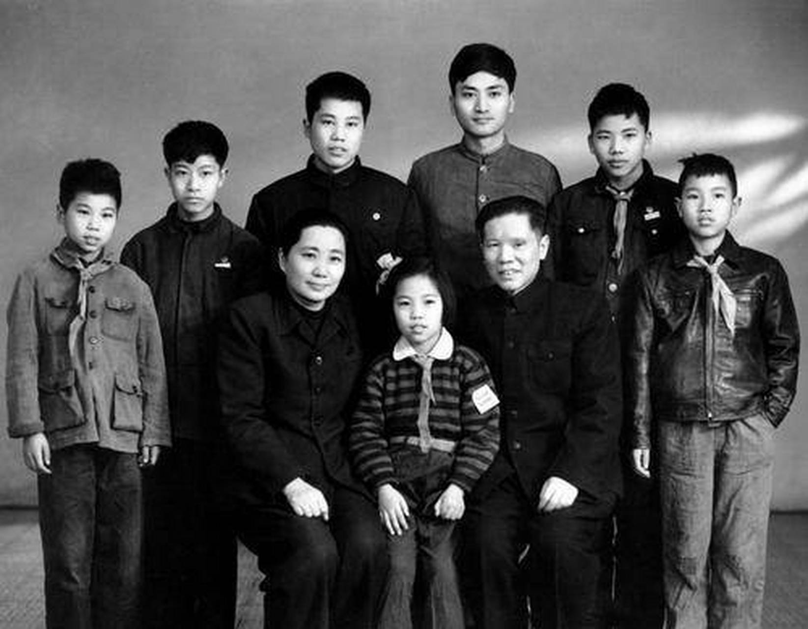 60年代,朱良才的全家福,他和妻子育有四个子女,分别是长子:朱庶民