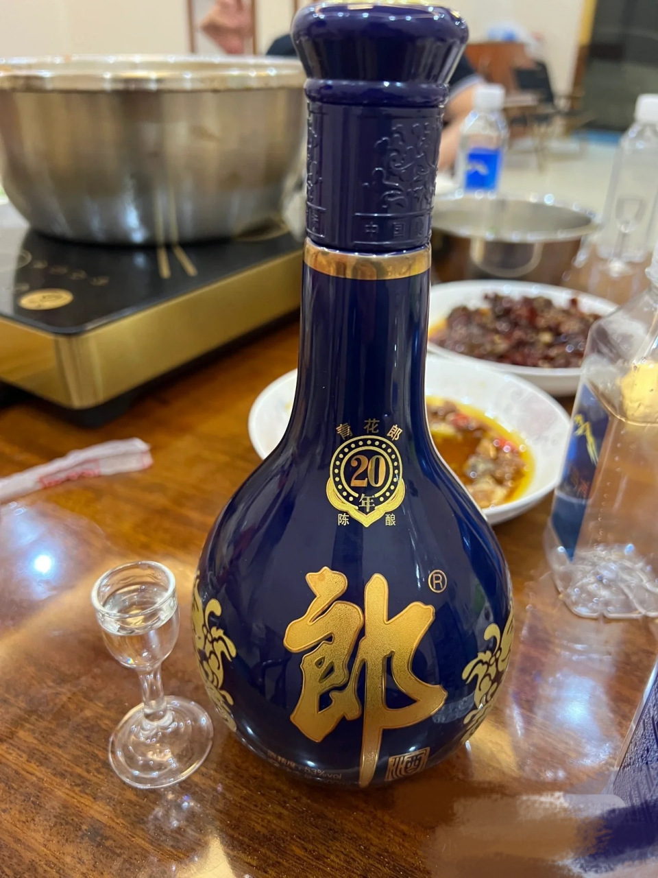 白天喝酒的照片图片