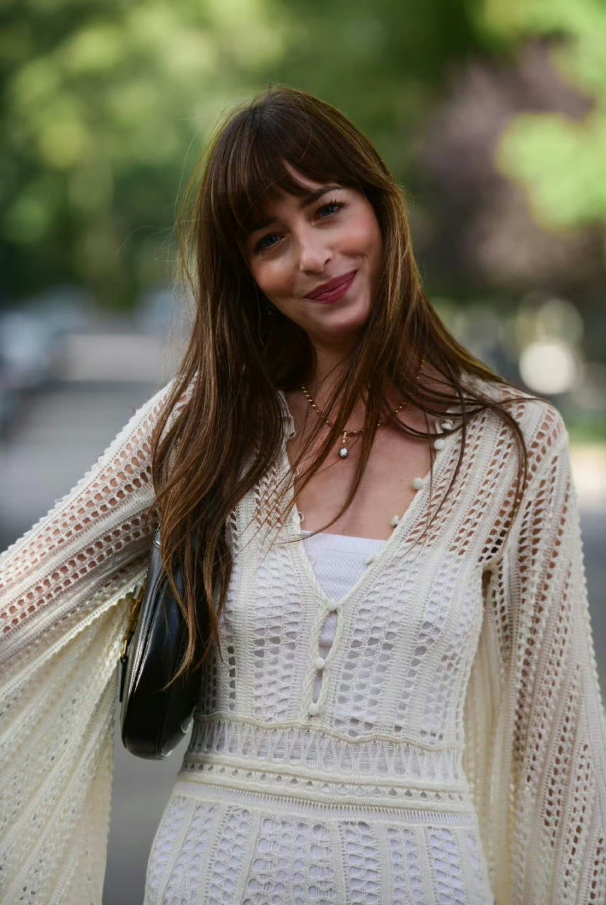 达科塔·约翰逊(dakota johnson)的穿搭一向都是慵懒松弛风为主,这两