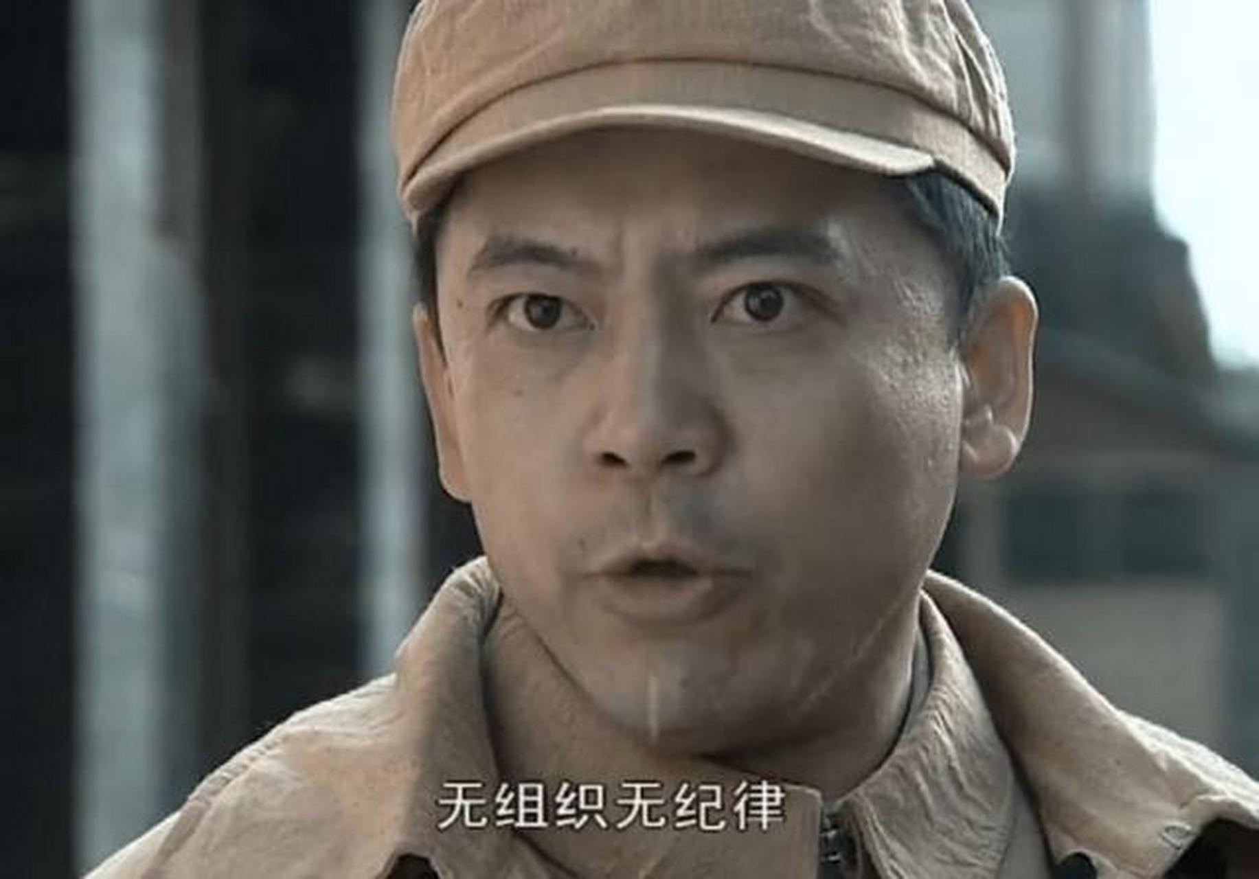 在《亮剑》中赵刚的工作能力是很强的,履历是他当团政委的硬实力,能力