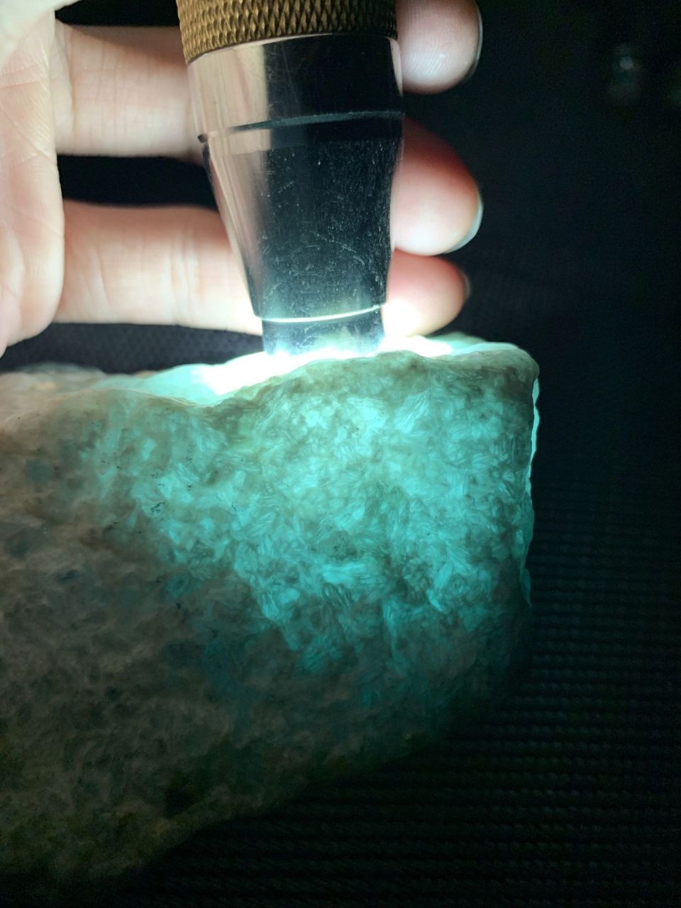 翡翠原石# #点击头像看直播# 610克莫西沙白岩沙,天空蓝牌子料,皮壳