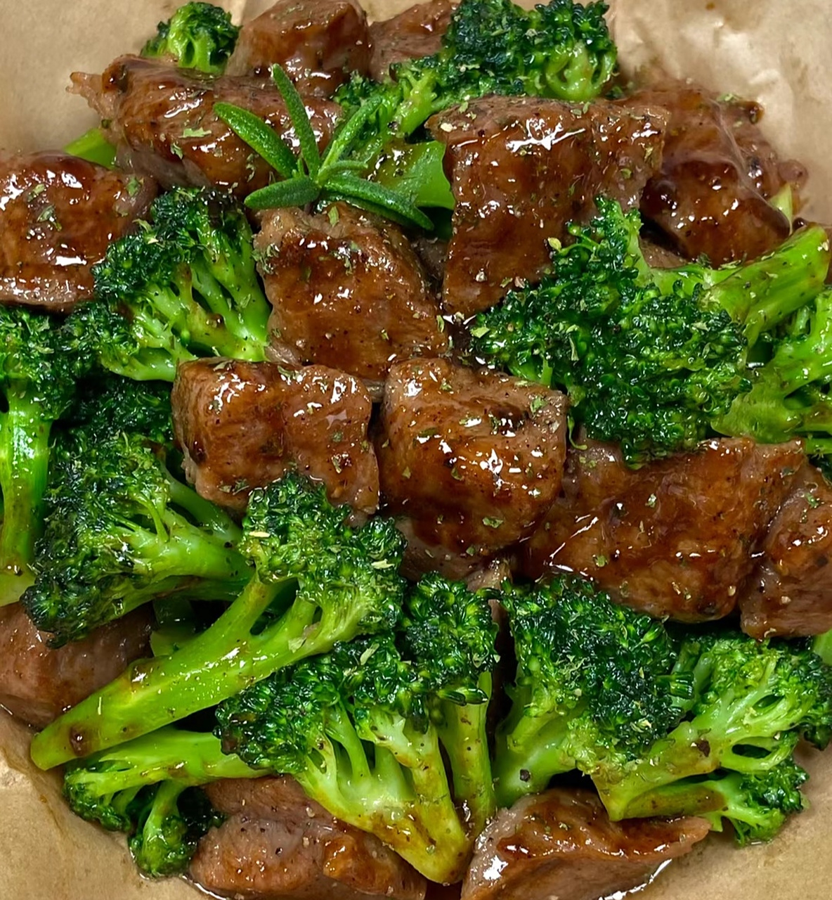 美味的西兰花炒牛肉,将新鲜的西兰花与嫩牛肉巧妙地融合在一起,经过