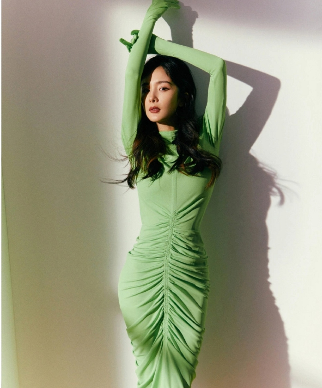 朱珠穿了杨幂穿过的礼服,两个人风格截然不同,朱珠额外加了一件黑色