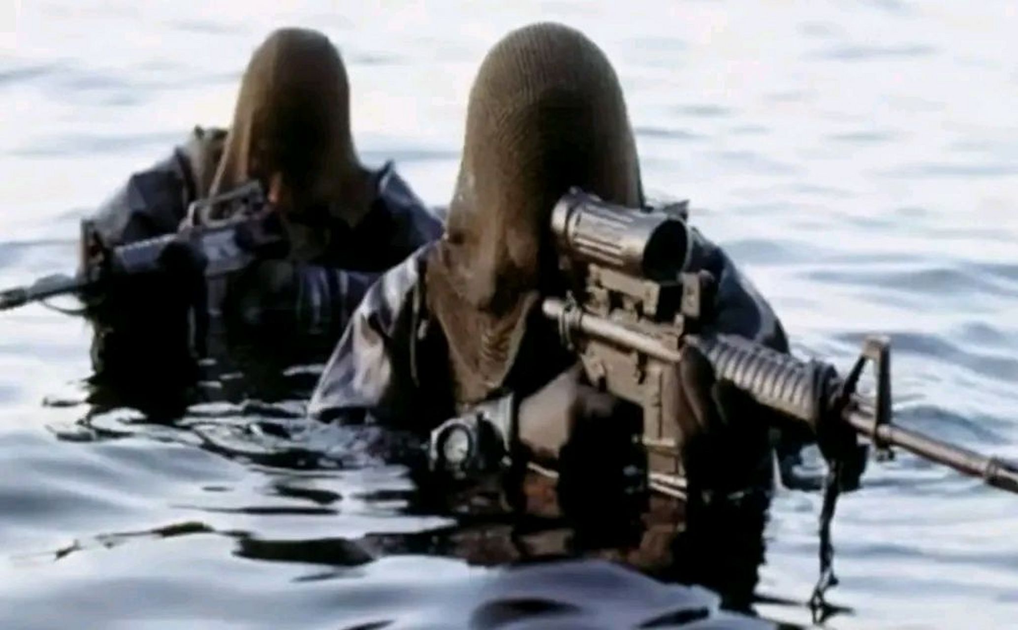 1971年,一队越南蛙人特种部队,潜水接近海面上一艘美国侦察艇,准备从