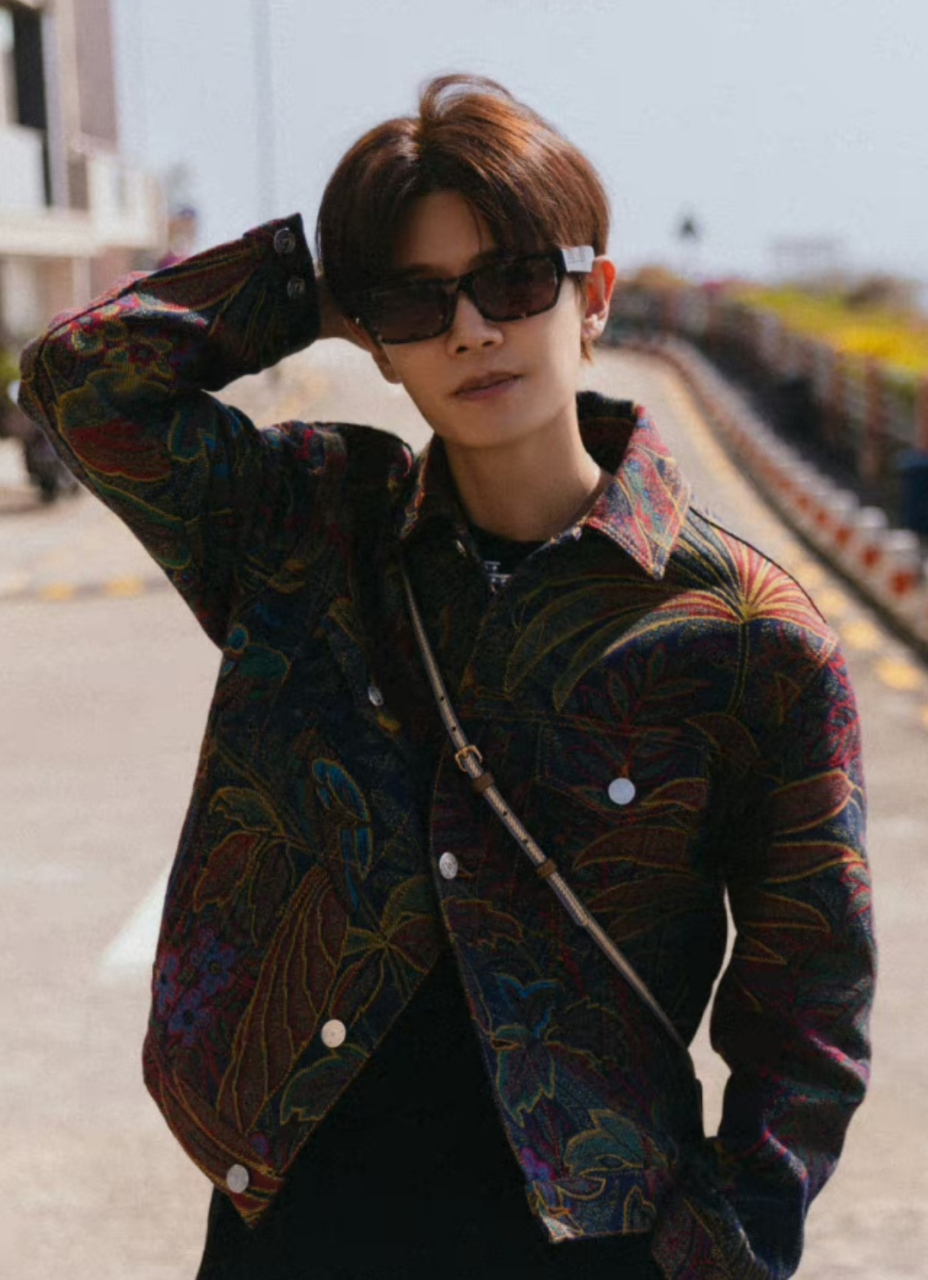 任嘉伦澳门街头闲逛散心,一身潮服时尚感拉满,男明星的日常照也可以拍