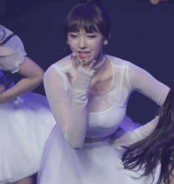 程潇社交平台分享泳装照,曲线身材堪称人间芭比