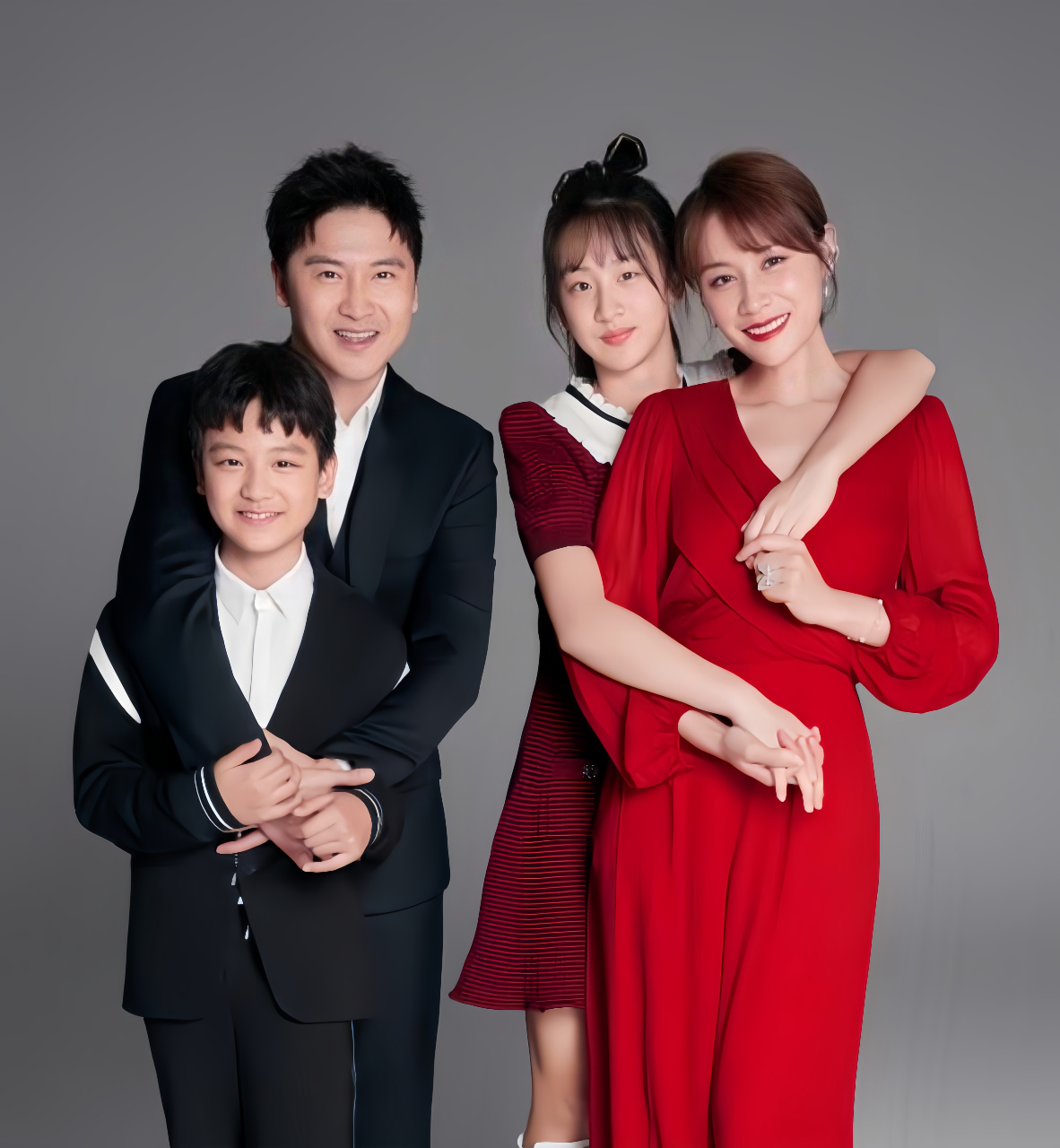 田亮和妻子,女儿田雨橙,儿子田宸羽,一家四口人甜蜜合影.