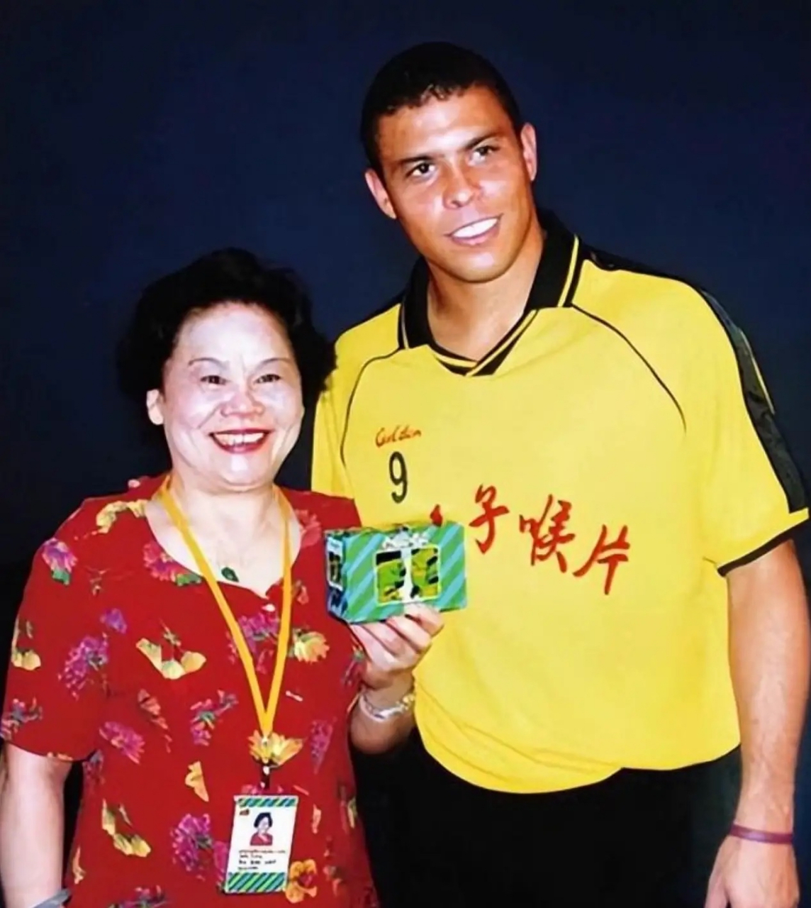 足坛巨星罗纳尔多共餐,并送上了一件印有"金嗓子"字样的上衣作为礼物