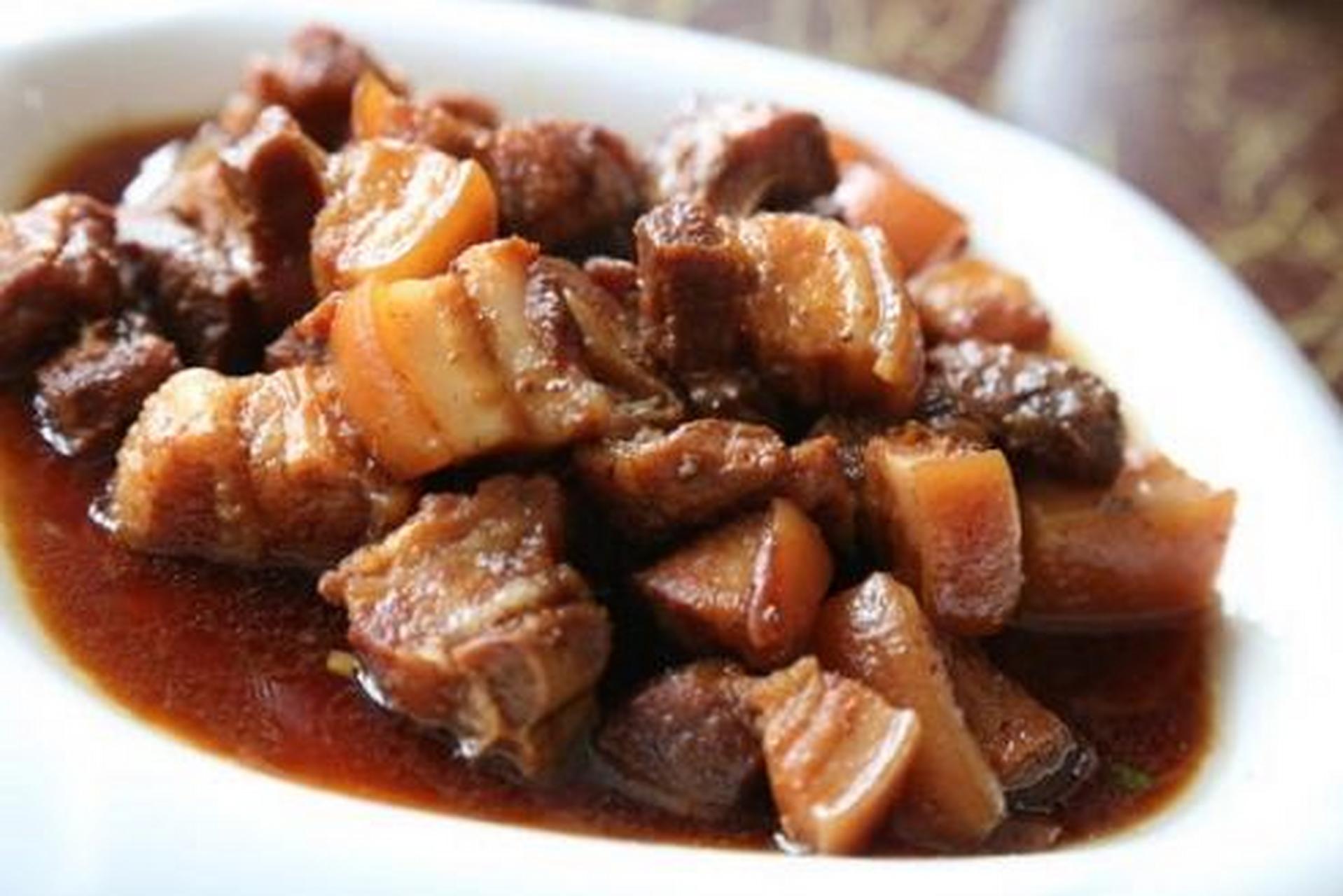 曲阜的美食有很多,以下是一些常见的曲阜美食:  曲阜熏豆腐.