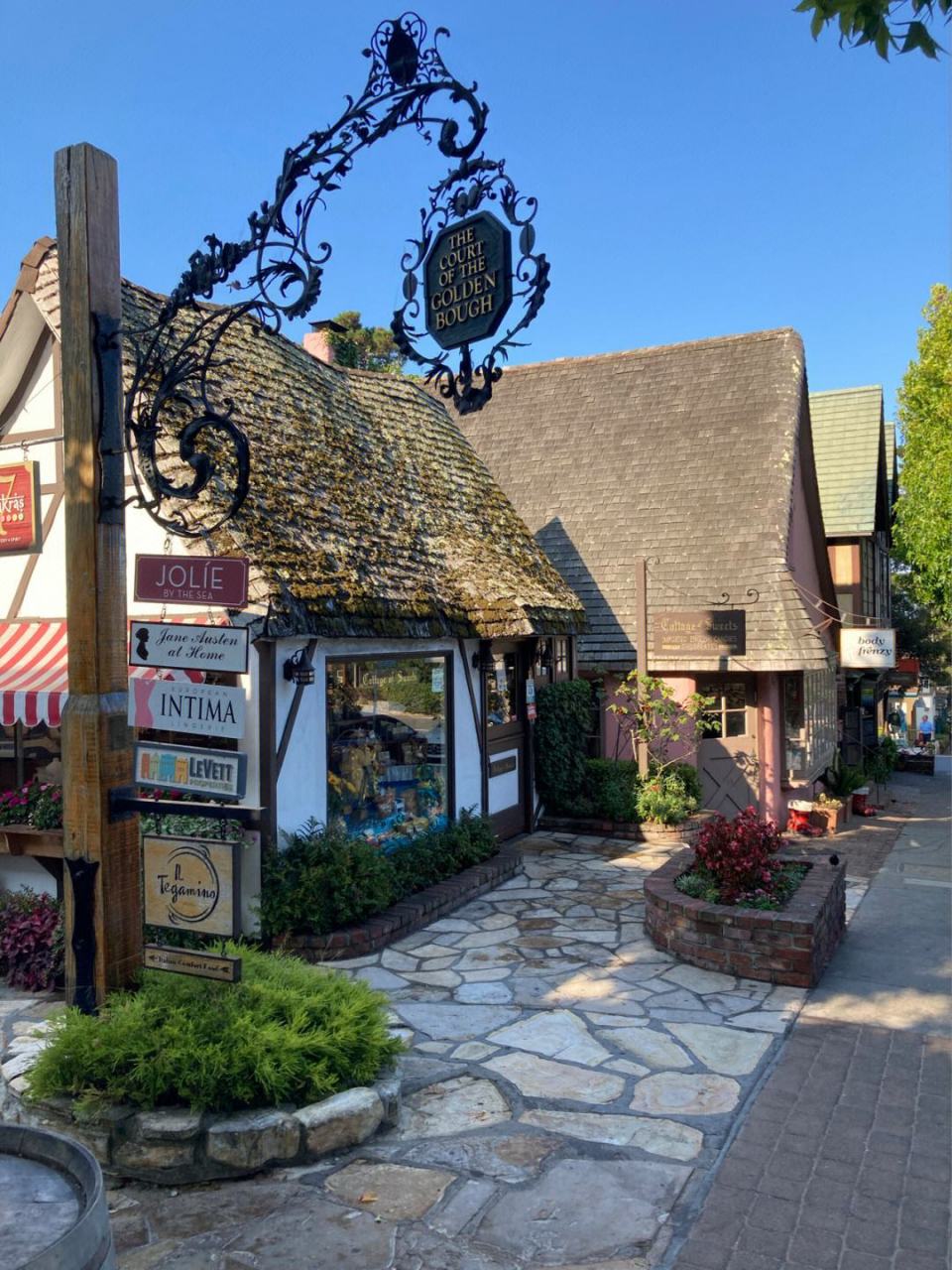 卡梅尔小镇是美国蒙特利半岛的一个精致的海滨文艺小镇,位于美国西岸