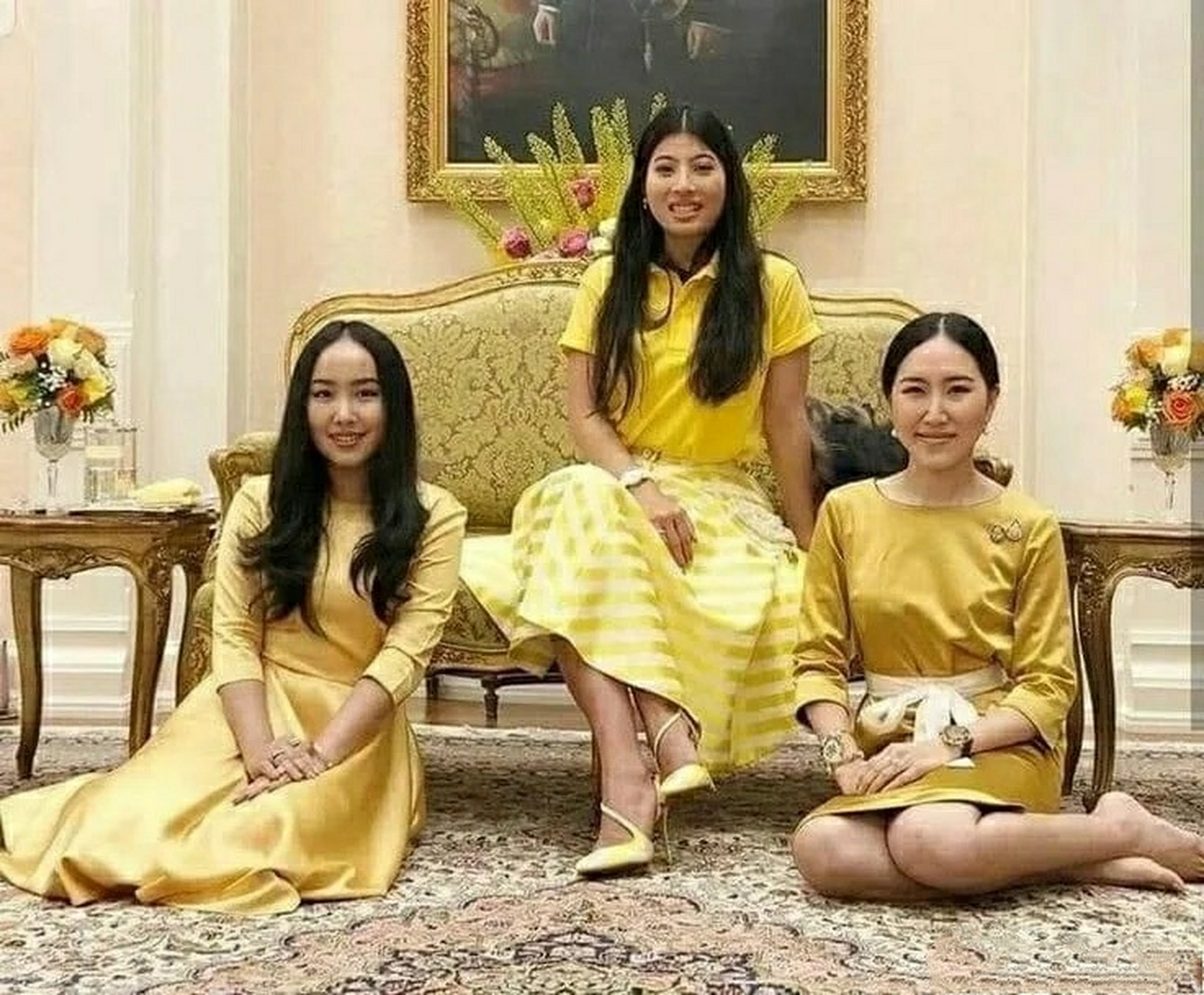 和泰国公主照相,有的跪,有的坐地上,为啥分两种姿势?