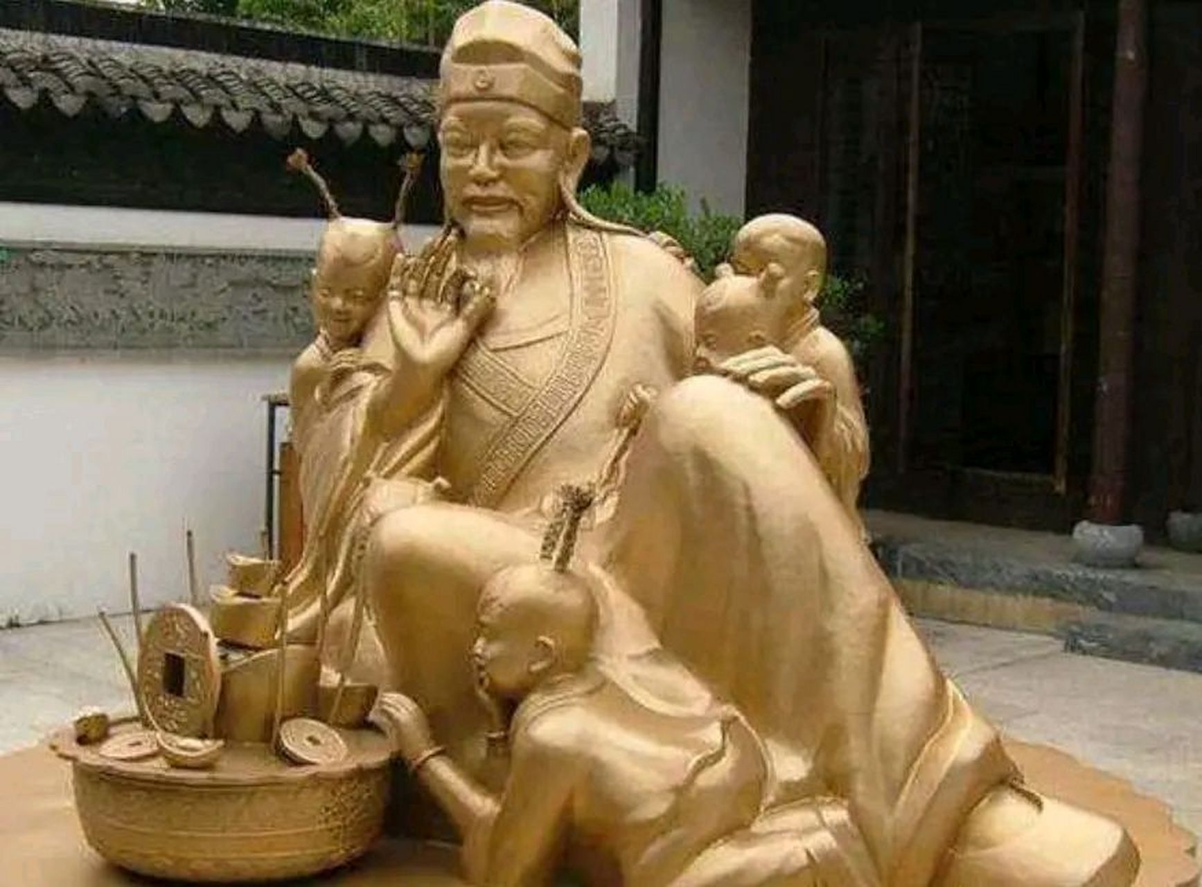 沈万三是明朝初年非常有名的一位商业巨贾,他多次拿出钱财捐献给