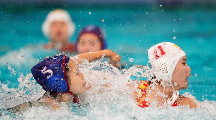 输不起!日本强迫中国运动员下水游泳,拉他们几米没有呼吸