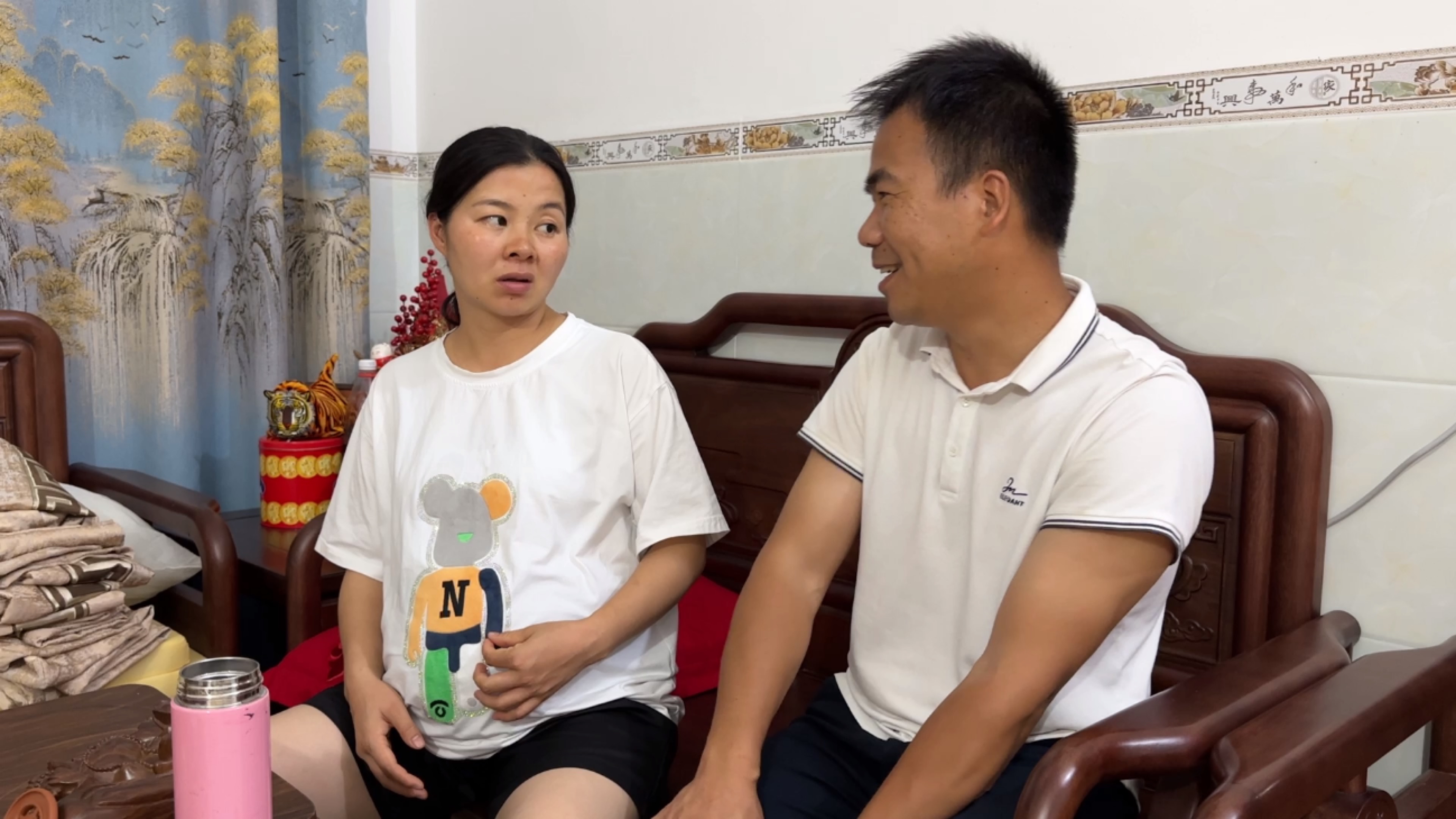 地方风俗原因,阿金提醒小翠吃酒席注意事项,接下去有三场宴席