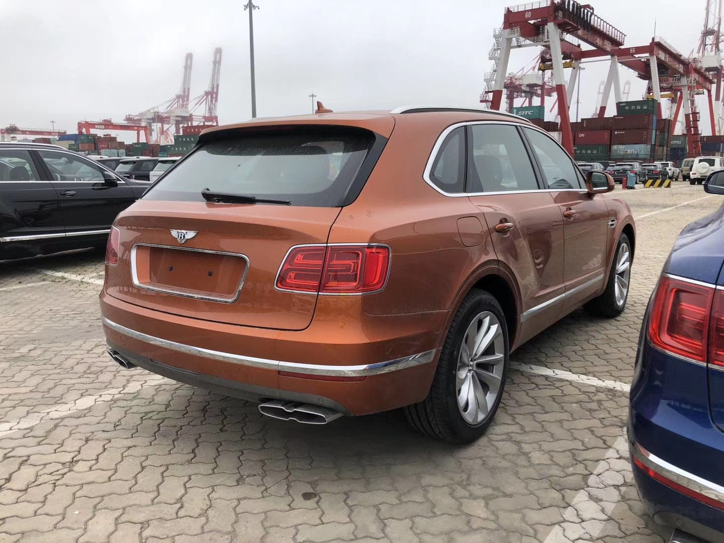 2020款宾利添越v8红色漂不漂亮