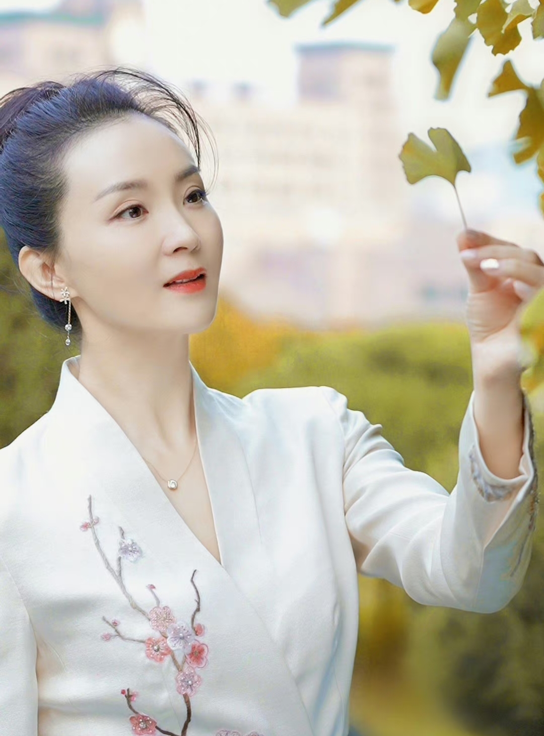 王艳晒在北京河边露营玩乐,开心笑惹争议,被指不合时宜还被逼捐