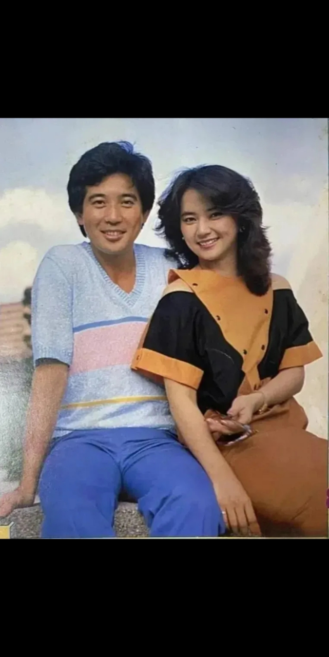 老照片: 图一是秦汉和林凤娇的一张泳装合影.