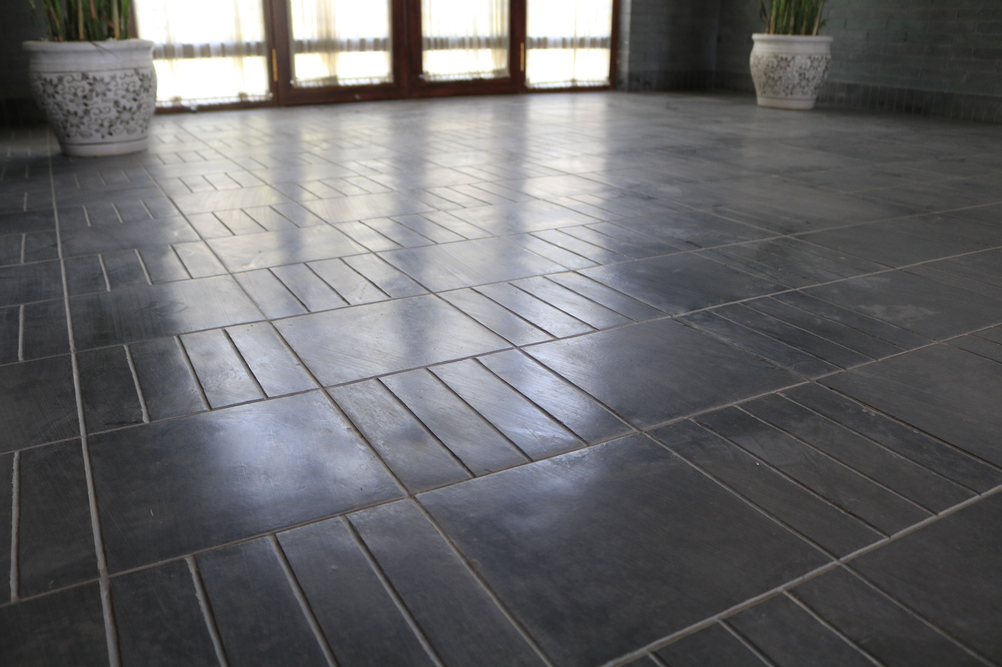 负重强,高耐腐 也可用于室内,都与建筑同寿命 室内地面铺装 唐语青砖