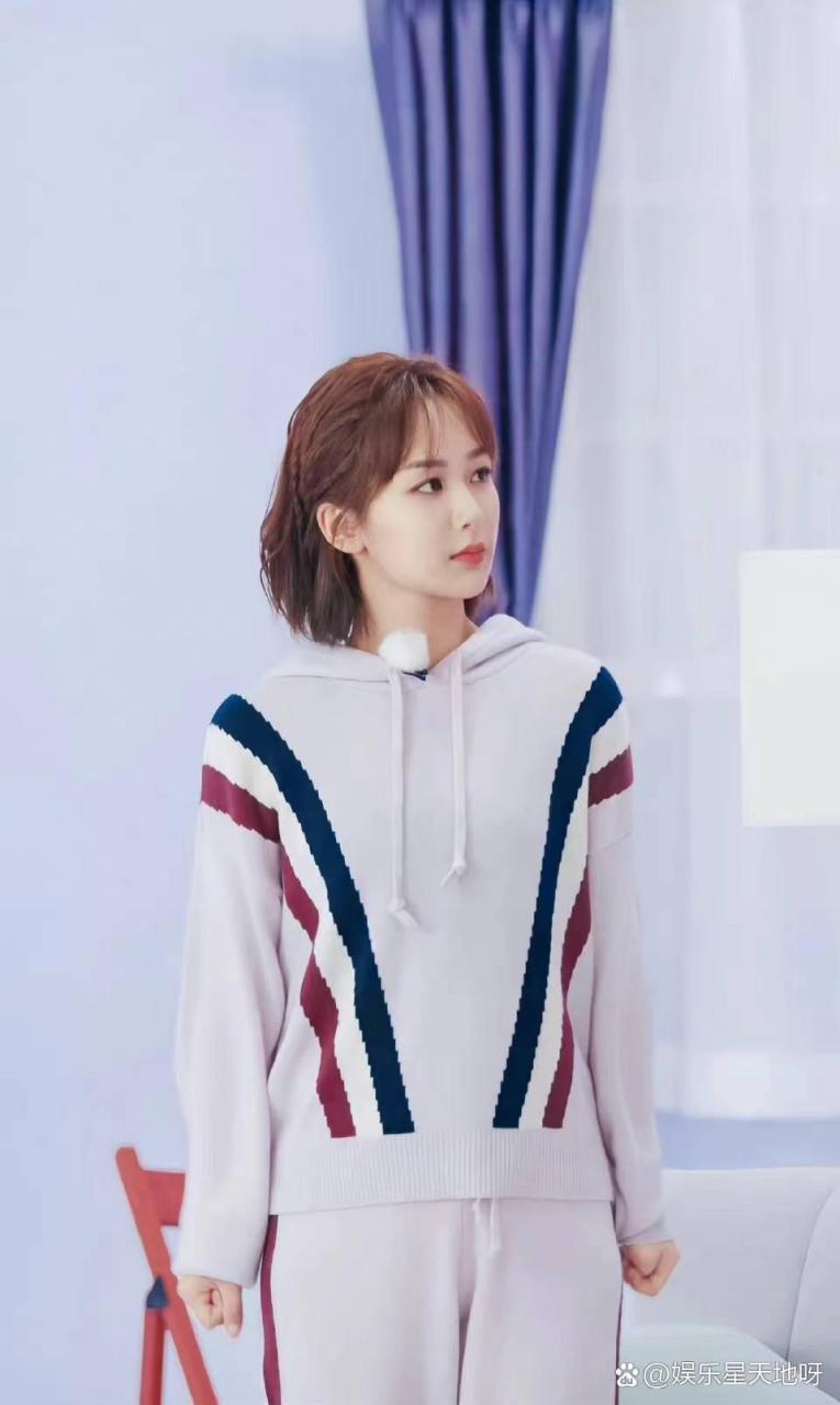 【杨紫】生活照,衣品还是不错的.