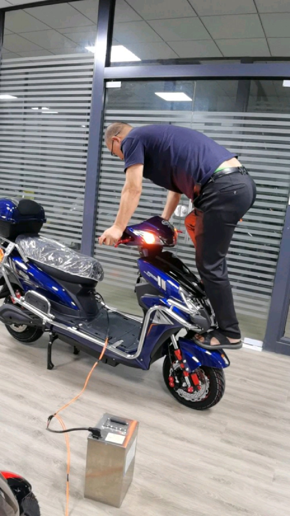 光头帅哥讲解电动车细节,亲自爬上车顶测试质量,好敬业-度小视