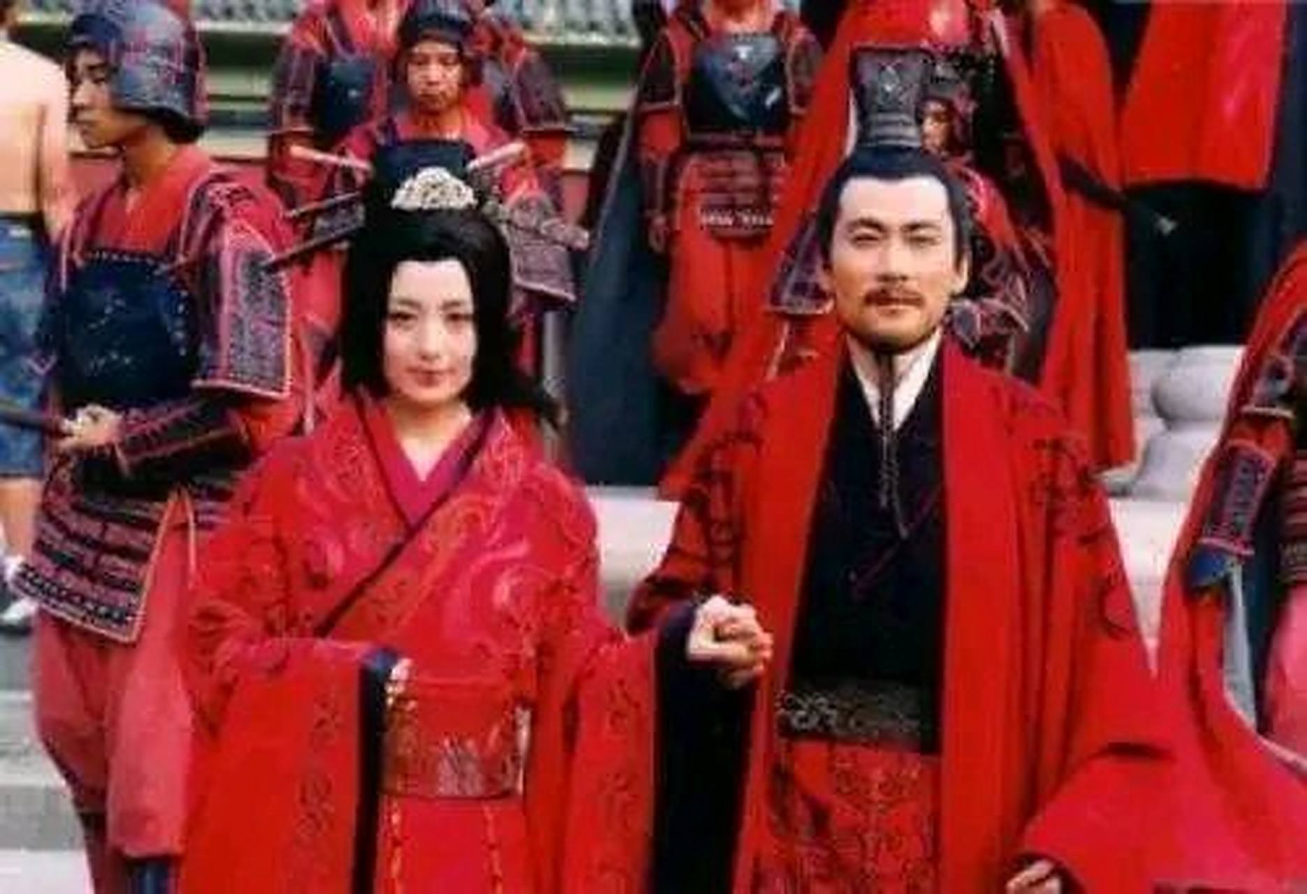 新婚夜,平阳公主看着年轻健硕的卫青羞涩地说道:"夫君,我服侍你休息吧