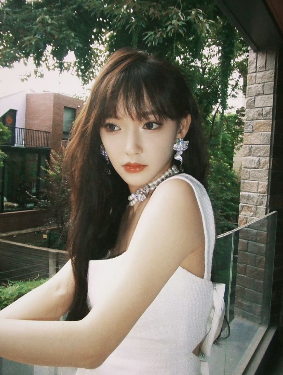 程潇晒生日美照,戴着珍珠项链有种小公主的贵气,她收到两个蛋糕都很