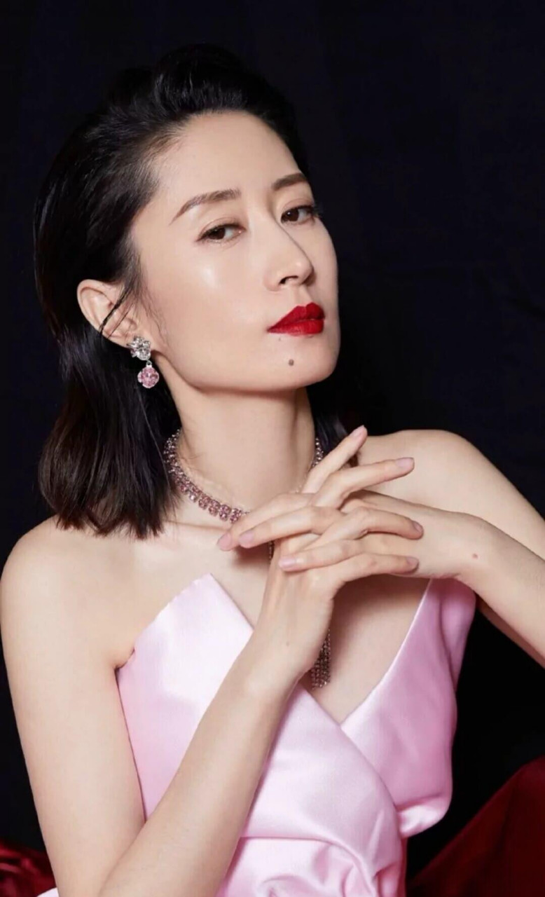 每次出镜的刘敏涛都会自发的展现出了她那迷人的"熟女"气质