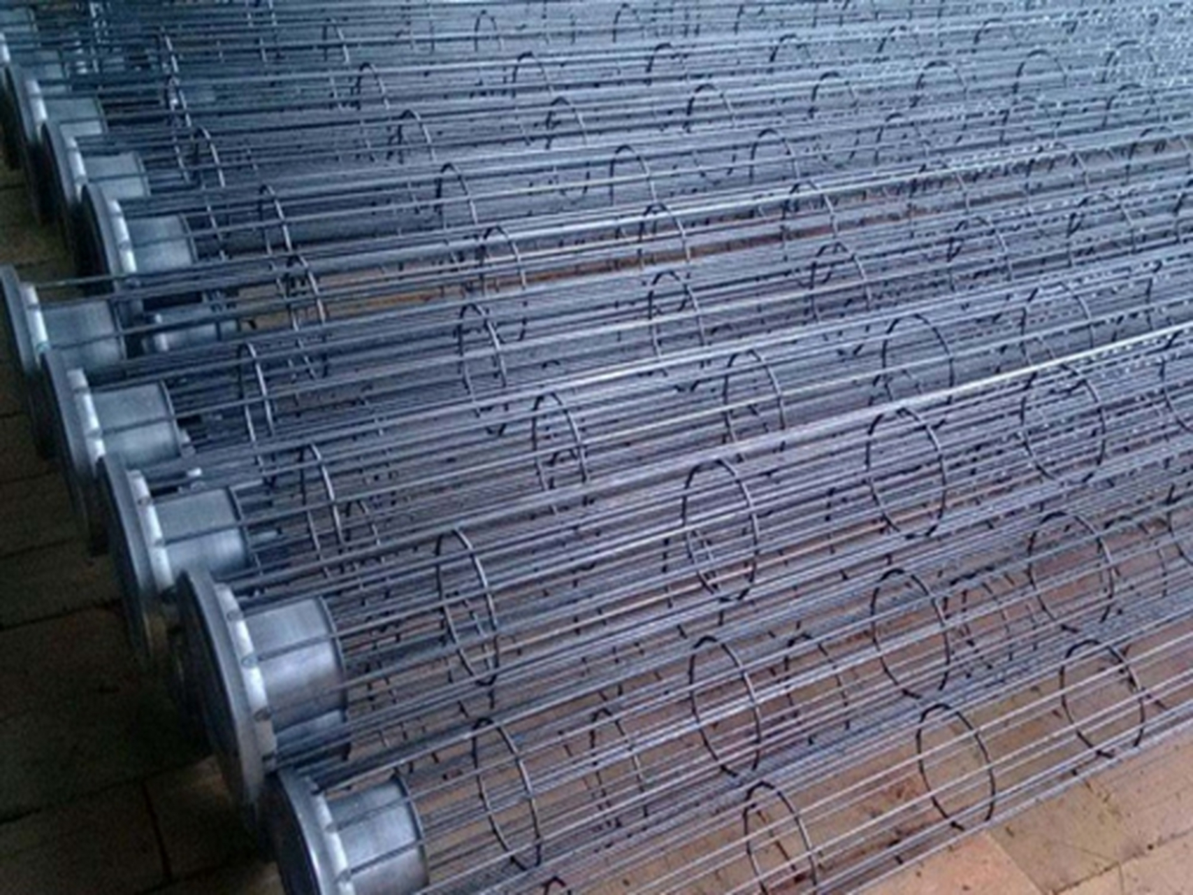 不锈钢除尘骨架是滤袋的肋骨,采用有足够强度和钢度的铁丝或不锈钢丝.