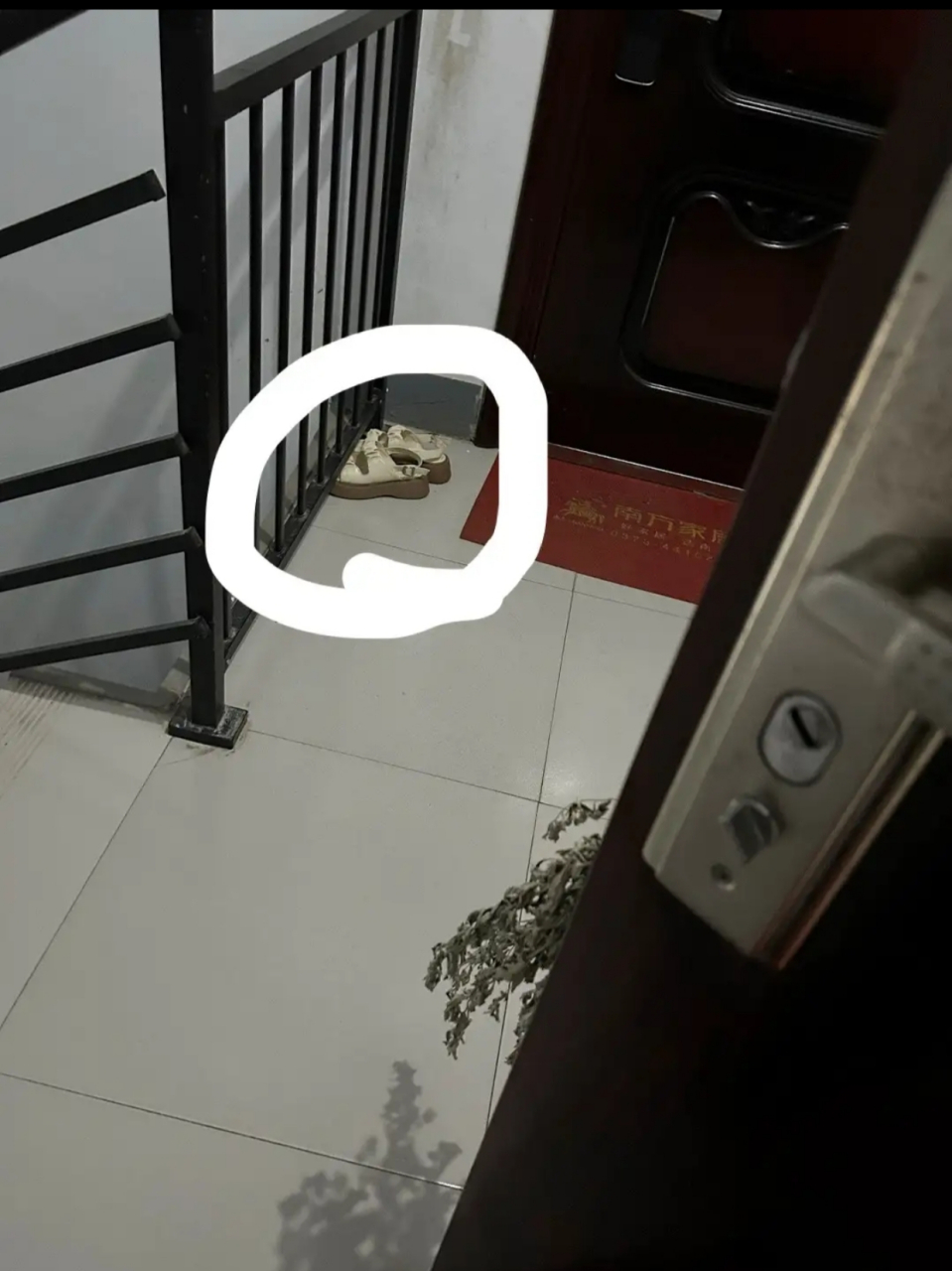 邻居特别爱在家门口放鞋,有时候臭臭的,每次出门特别不舒服,怎么样在